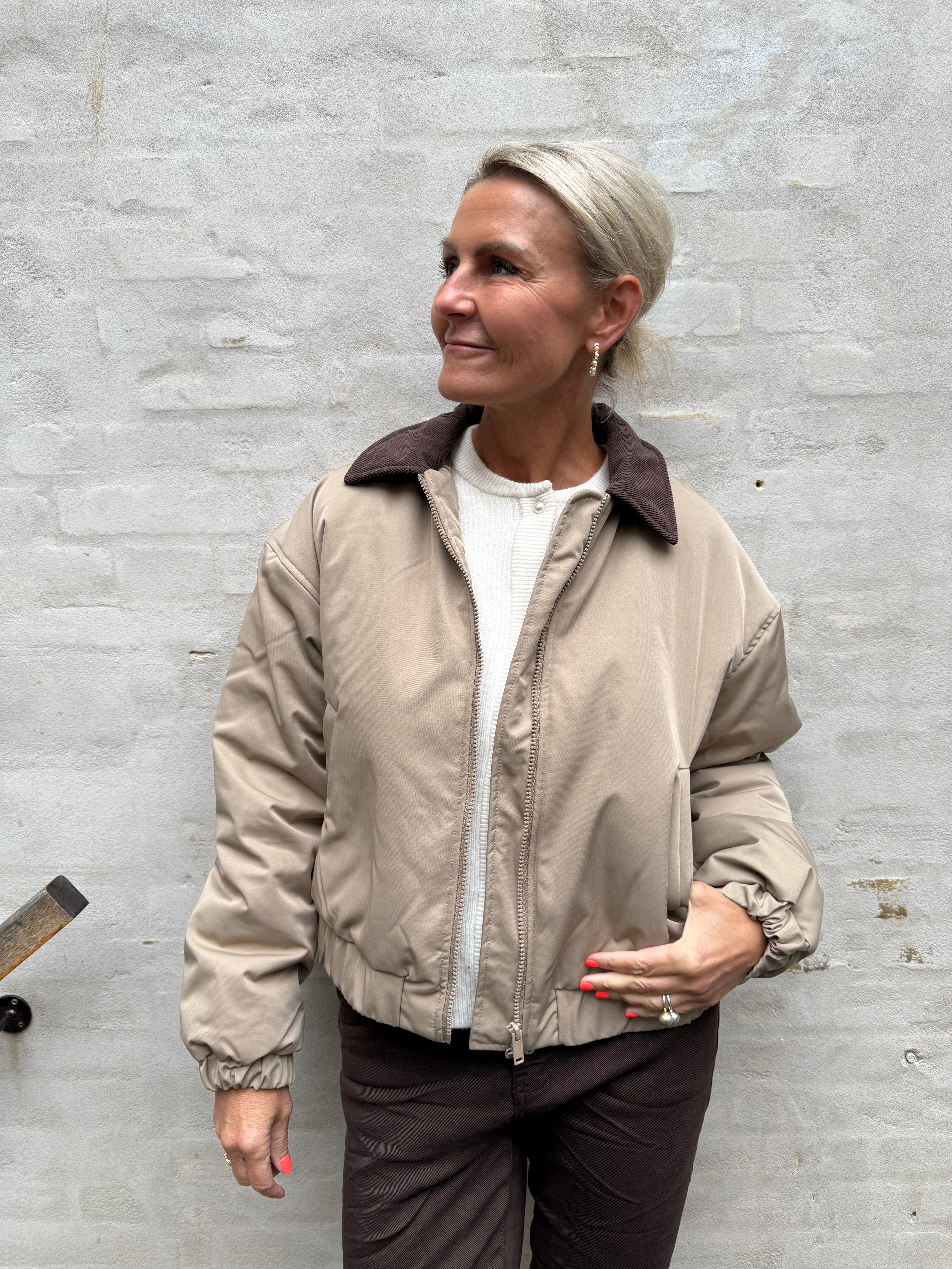 JORMA SHORT PADDED BOMBER JACKET - Greige_Hot fudge