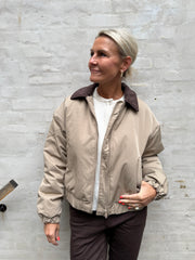 JORMA SHORT PADDED BOMBER JACKET - Greige_Hot fudge