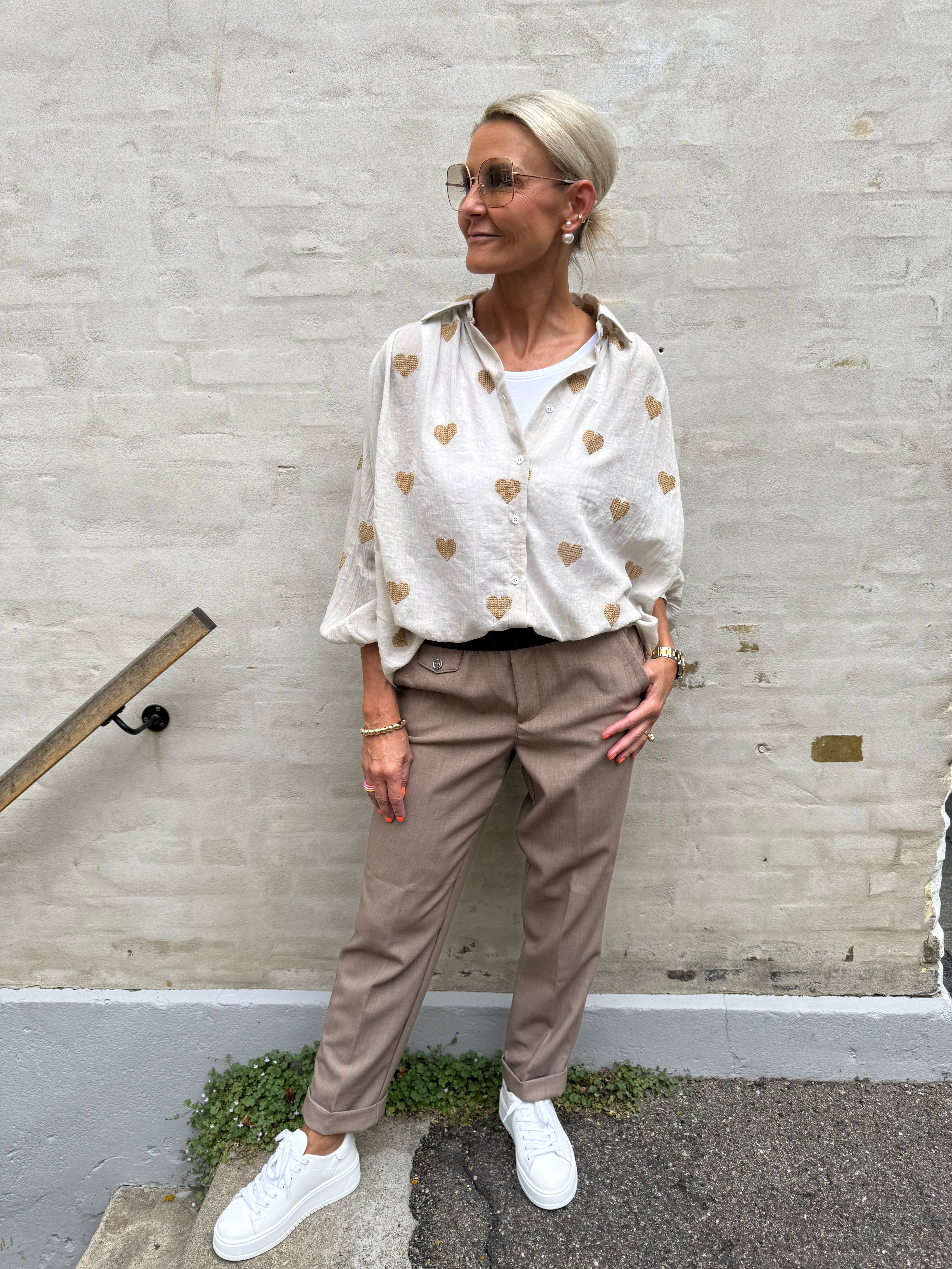 Shirt w. Embrodery Hearts - Taupe