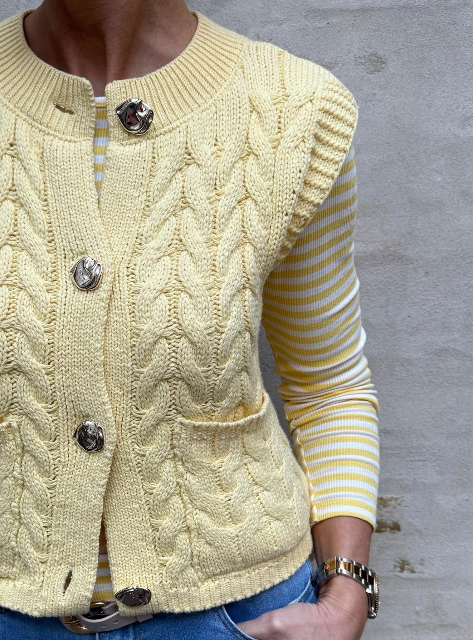 ANNALISE SL O-NECK CABLE VEST - Double Cream W. HORN BUTTON