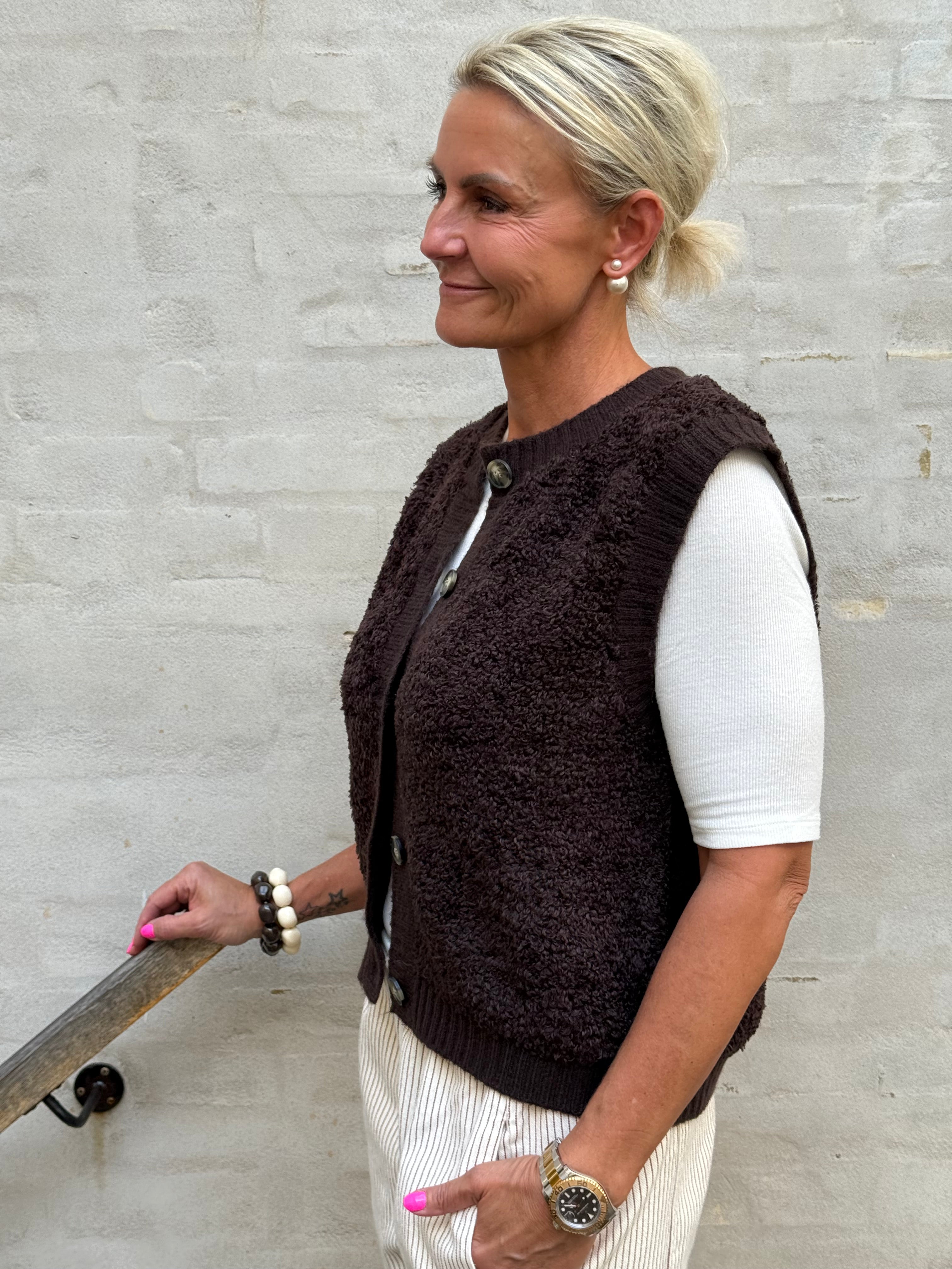 EIRA LIFE S/L ON BUTTON VEST - Chocolate Torte