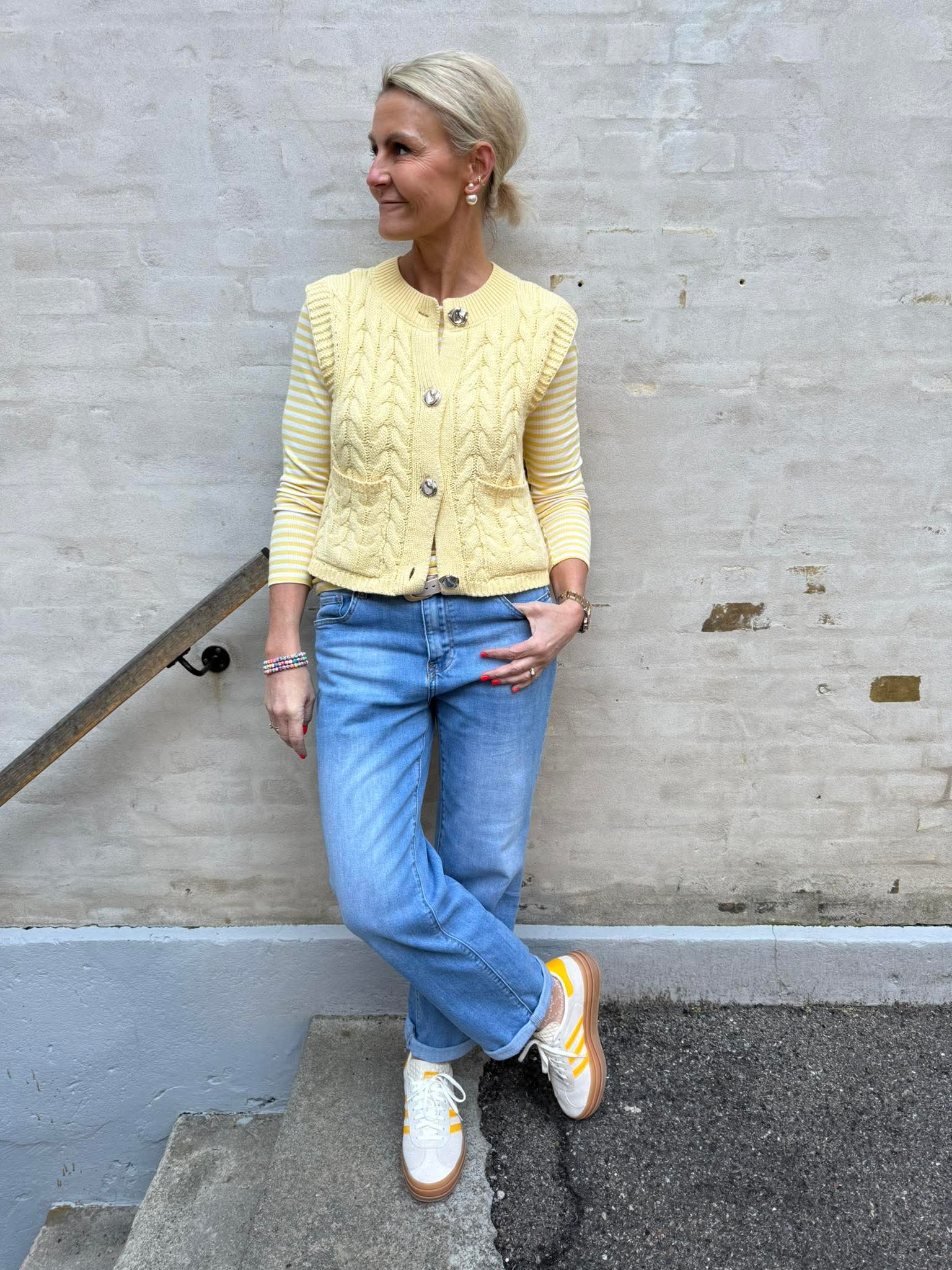 ANNALISE SL O-NECK CABLE VEST - Double Cream W. HORN BUTTON