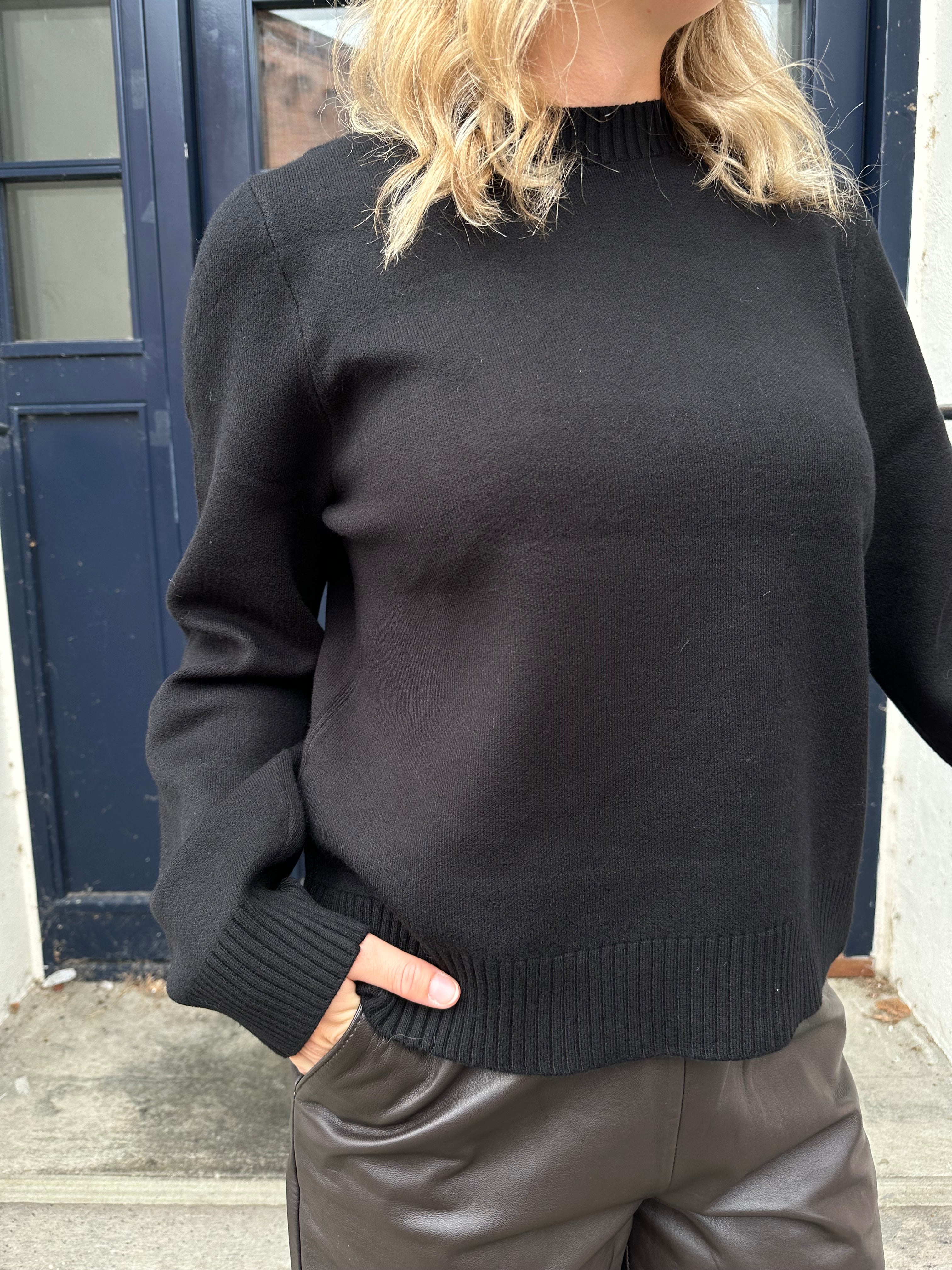 Bell L/S O-neck bow pullover black