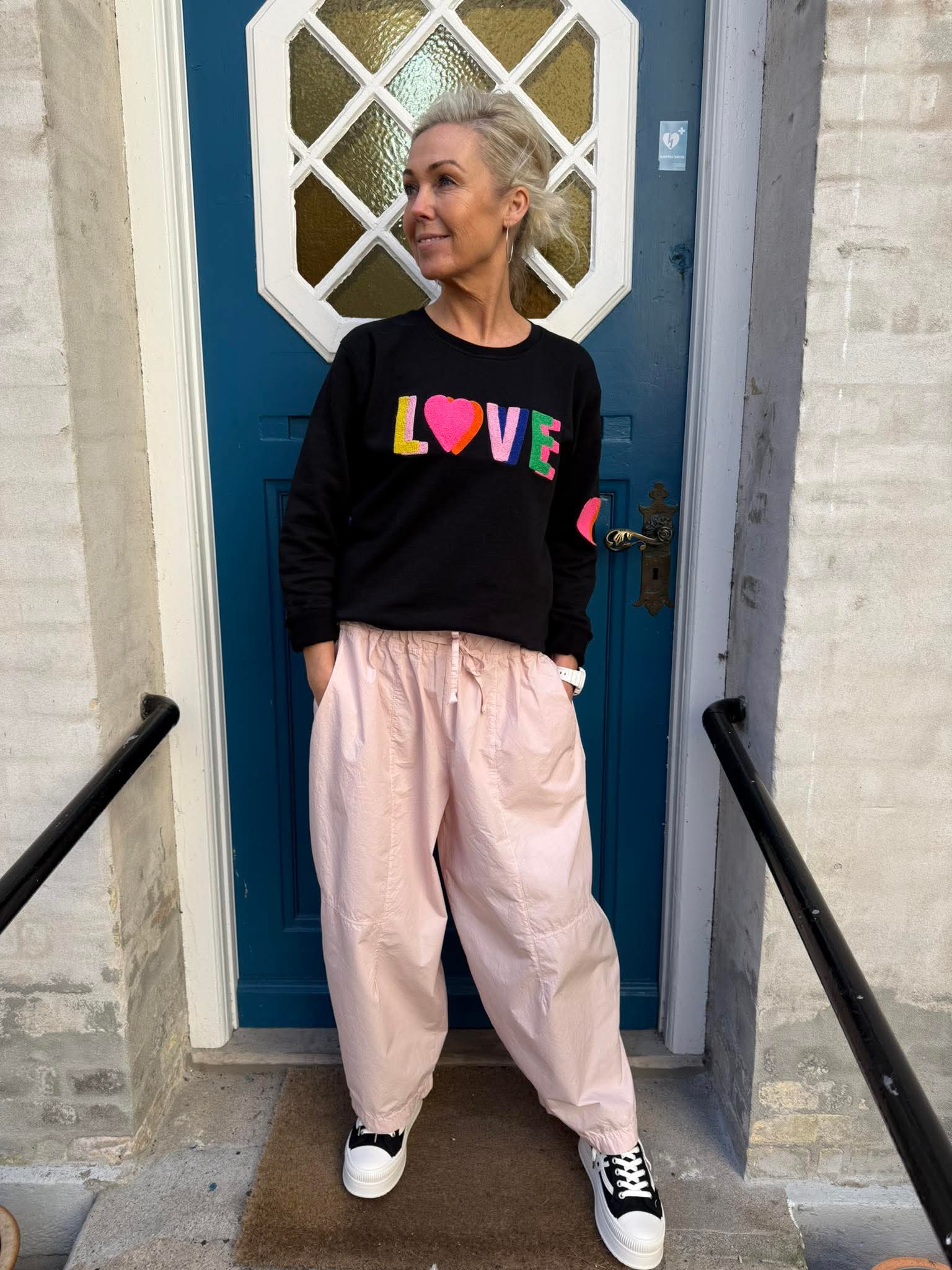 Sweat LOVE - Auora rosa med orange broderi klassiker