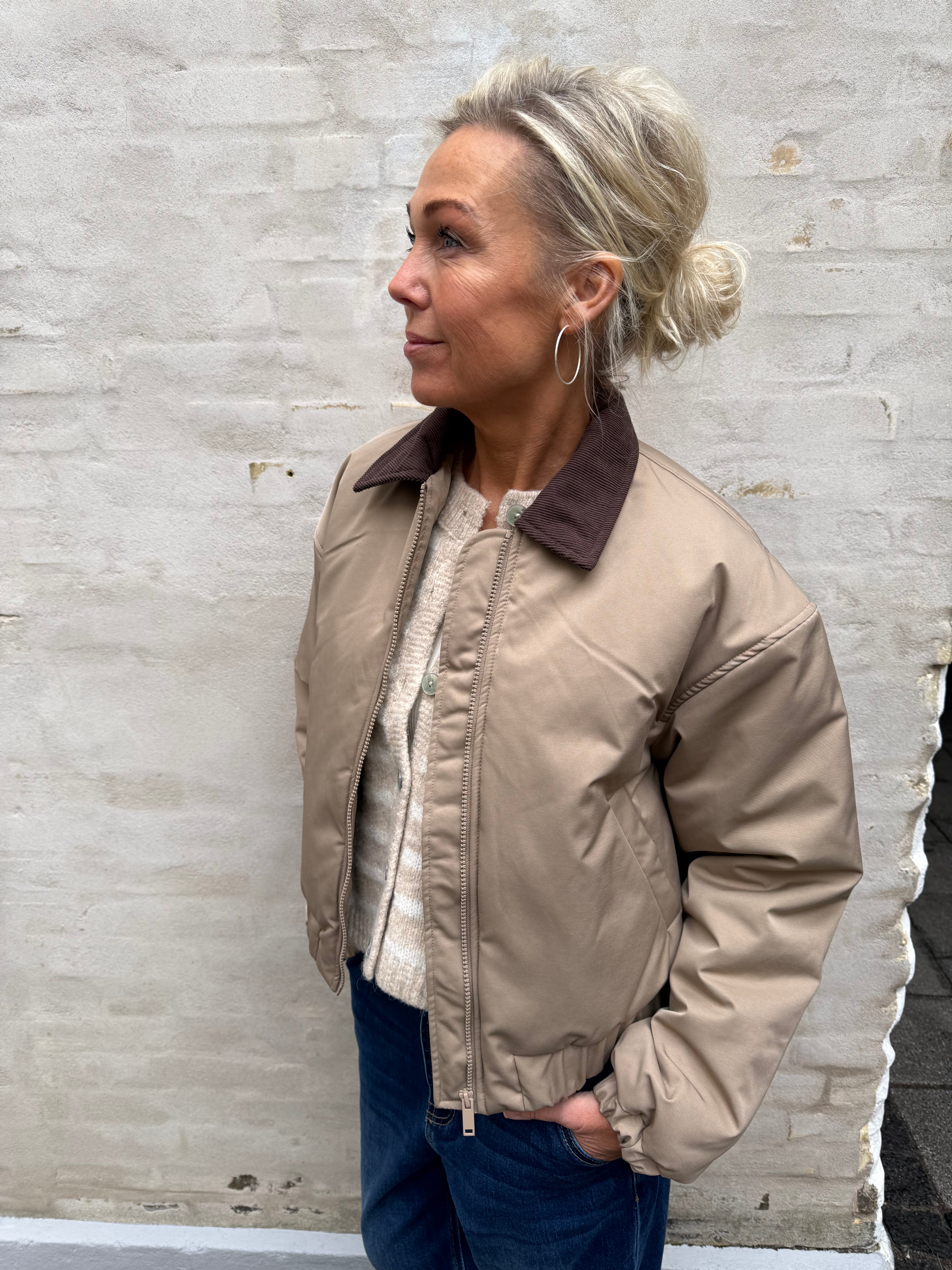 JORMA SHORT PADDED BOMBER JACKET - Greige_Hot fudge