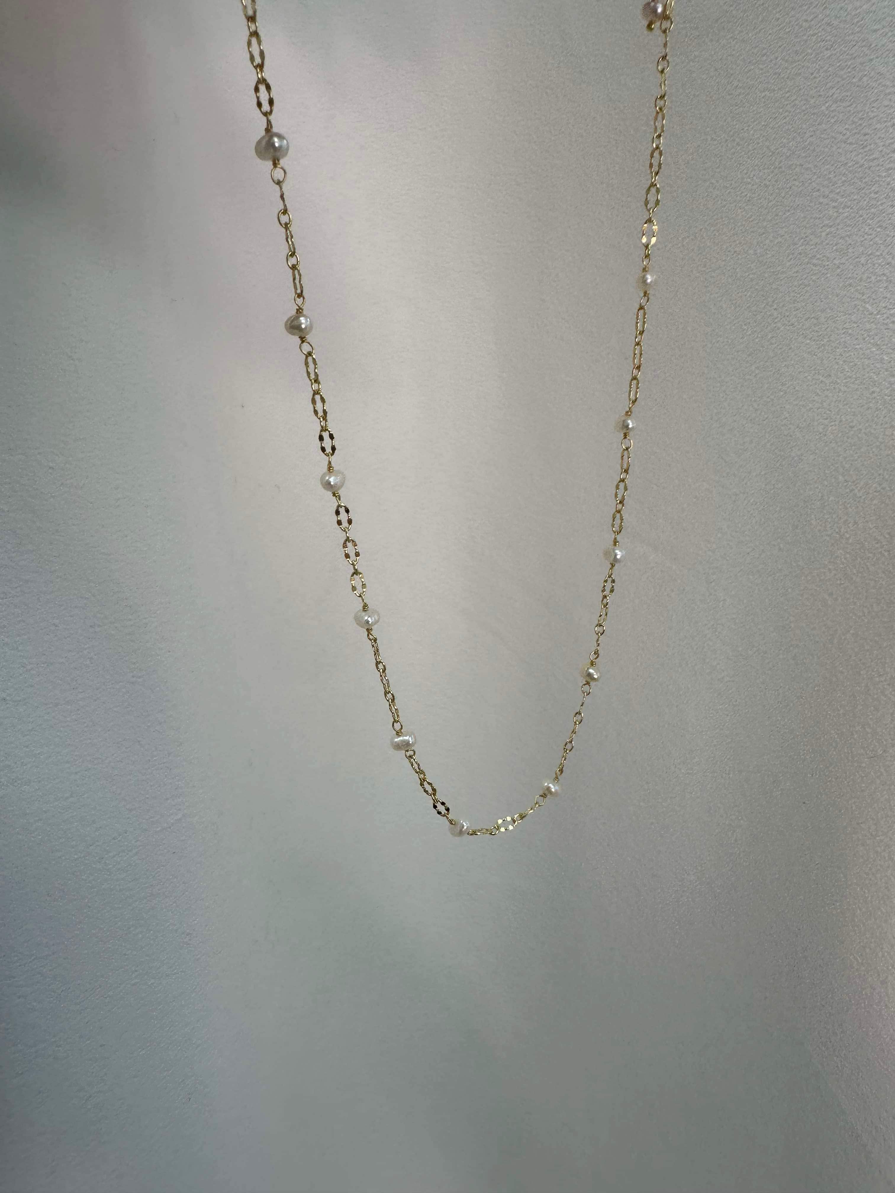 Necklace with white pearls