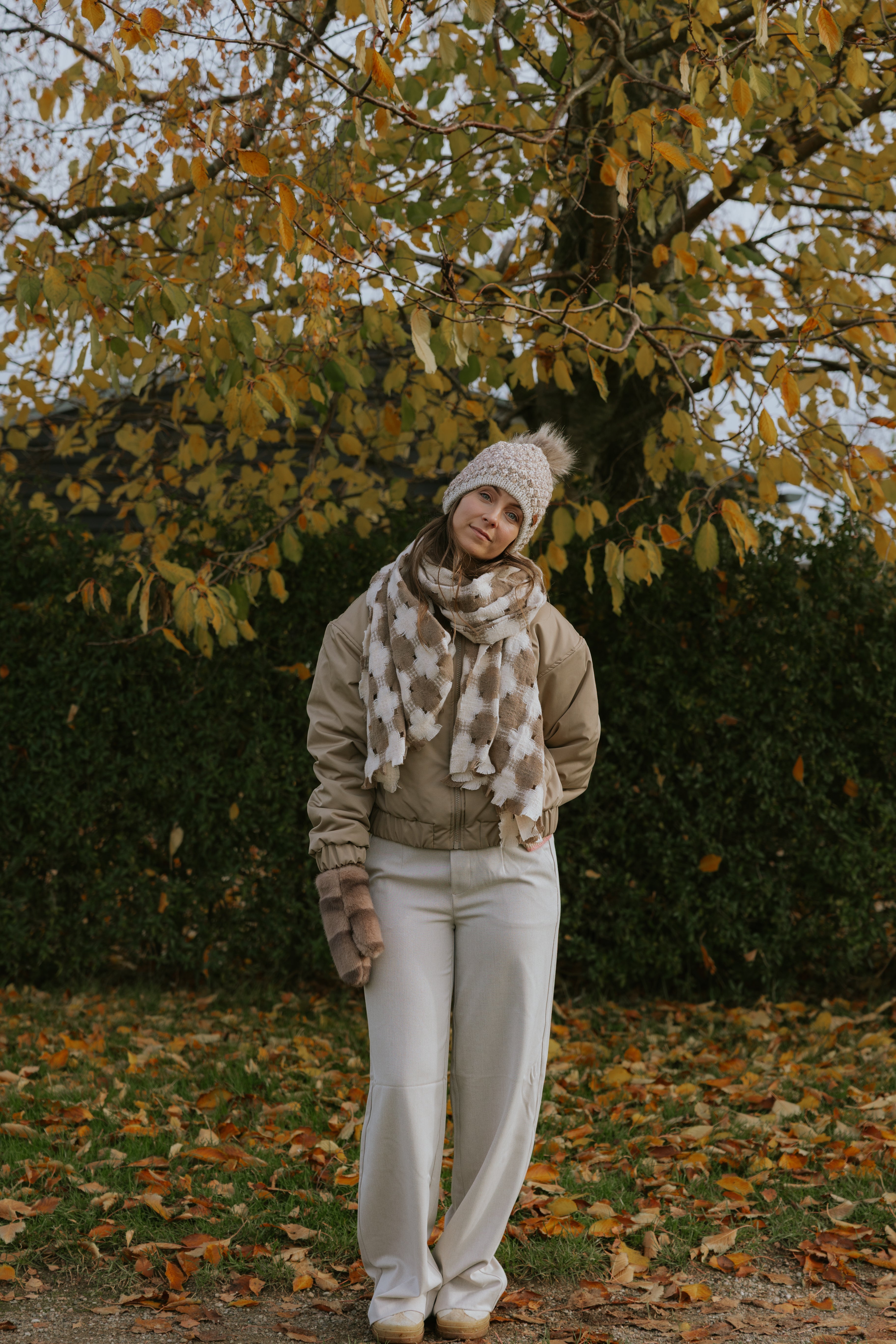 Saga Chess scarf beige