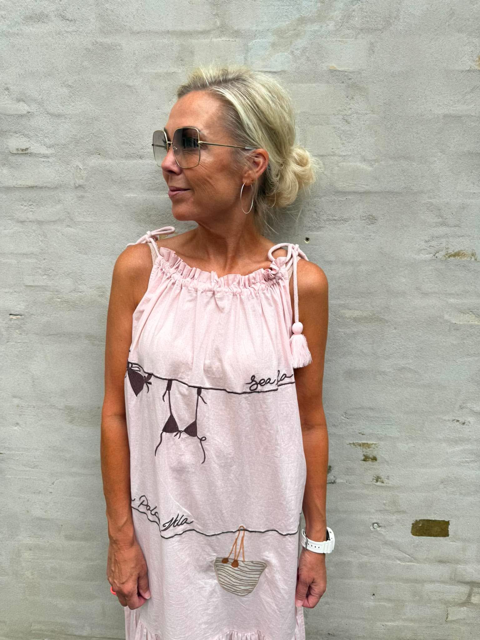 Gitte Klänning - Ljusrosa Med Broderi