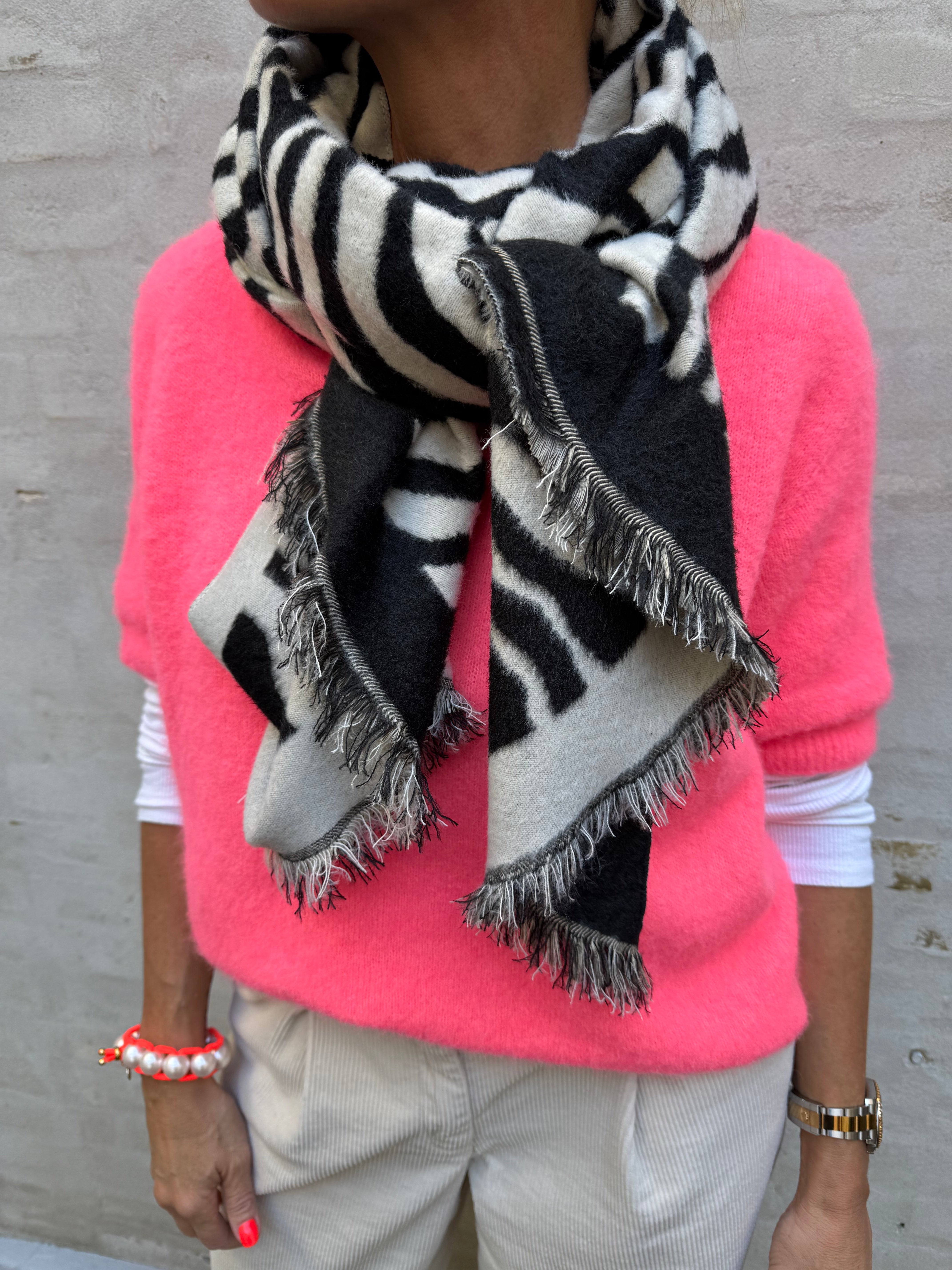 Saga Zebra scarf black