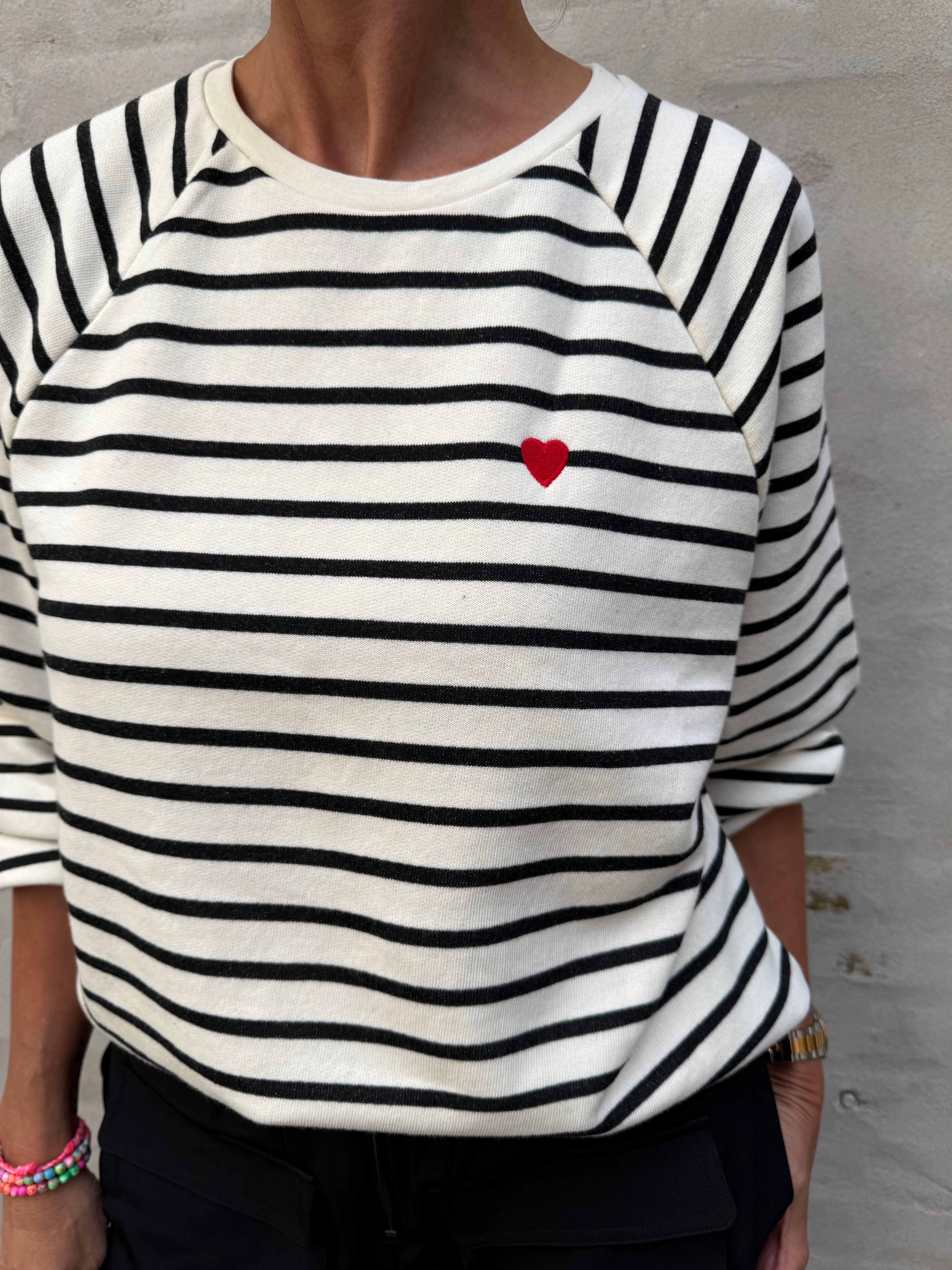GRETA SWEAT - Cloud Dancer BLACK + HEART