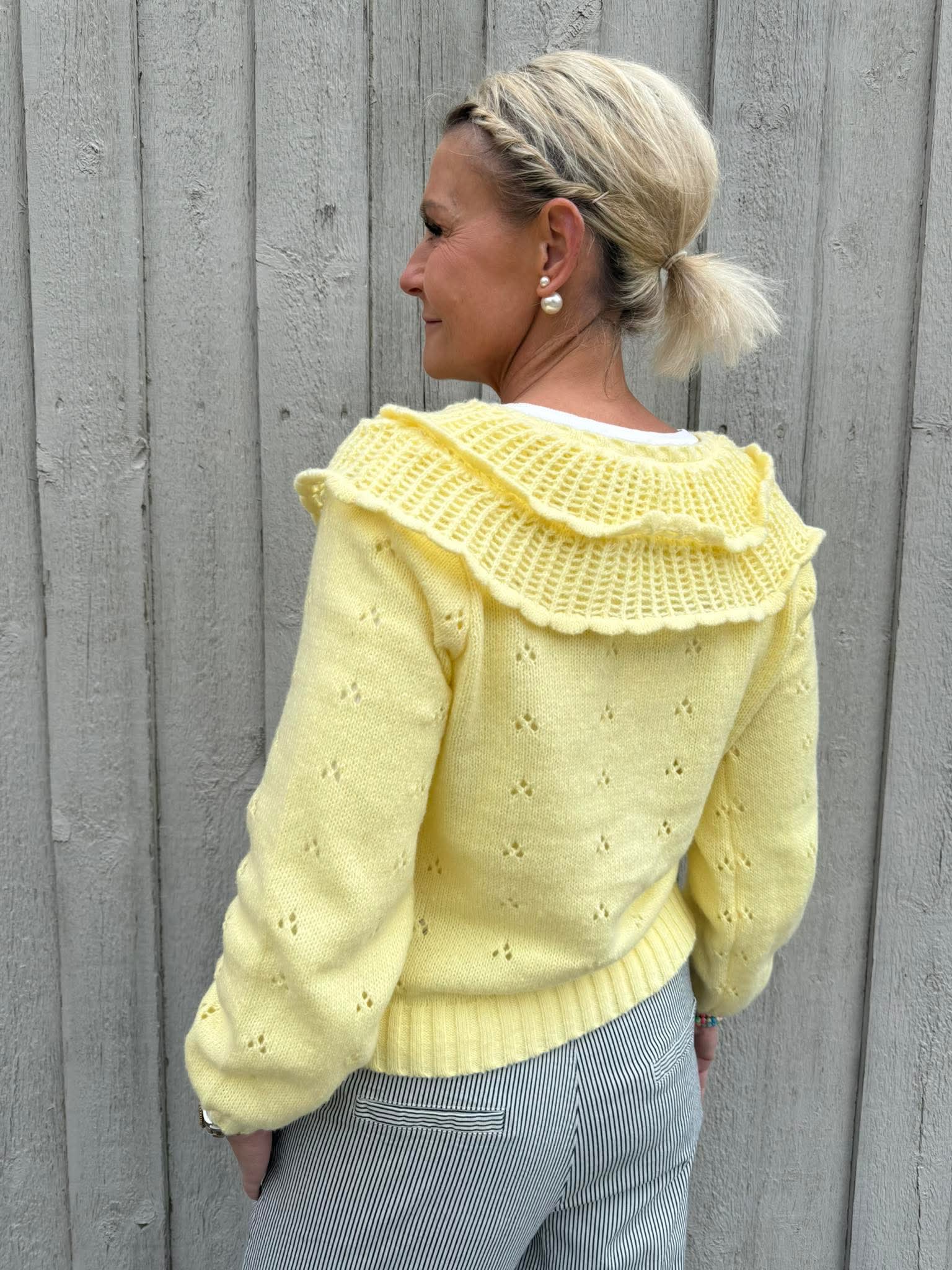 DAVIS LS O-NECK FRILL CARDIGAN - Fransk Vanilj