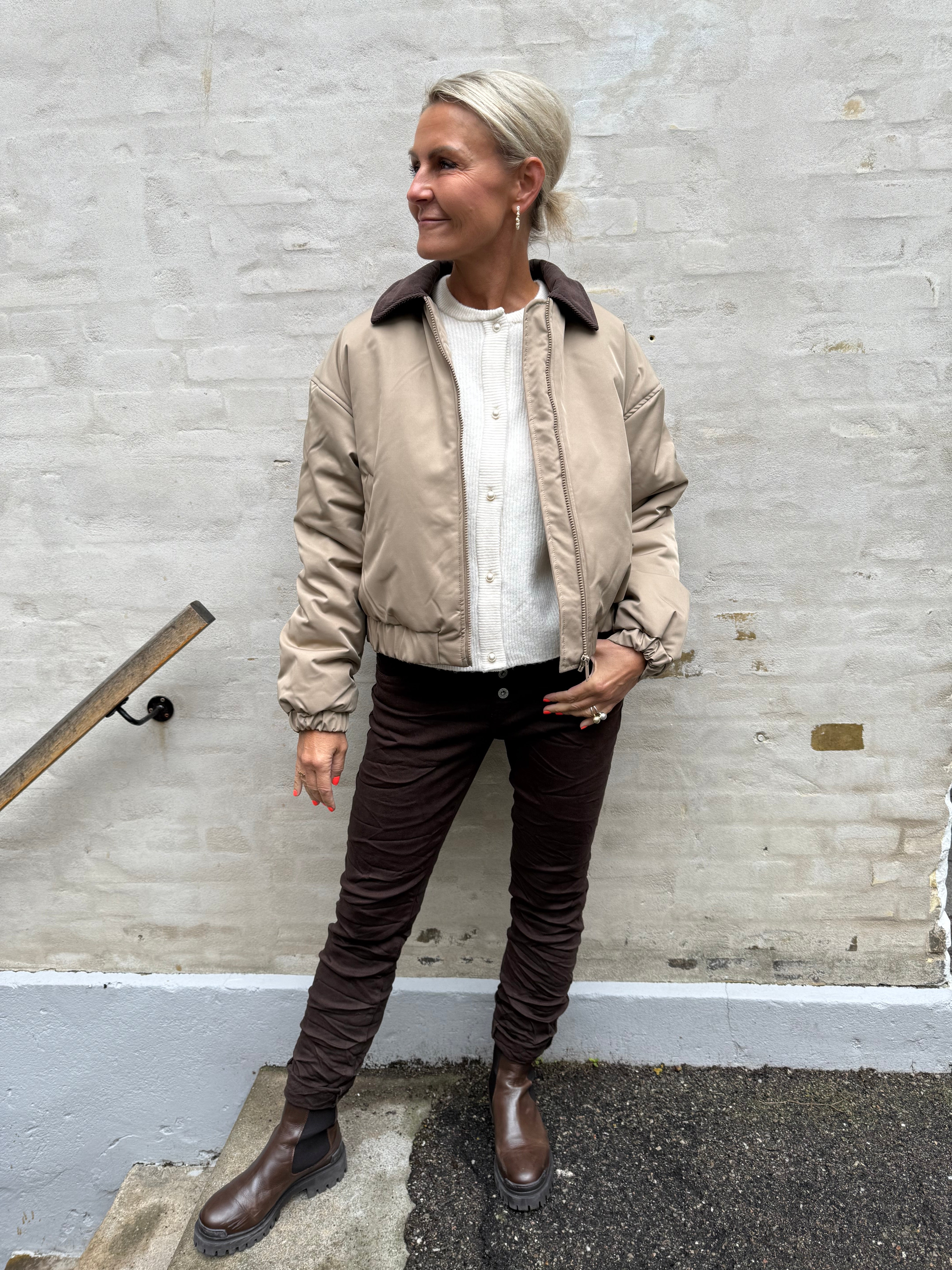 JORMA SHORT PADDED BOMBER JACKET - Greige_Hot fudge