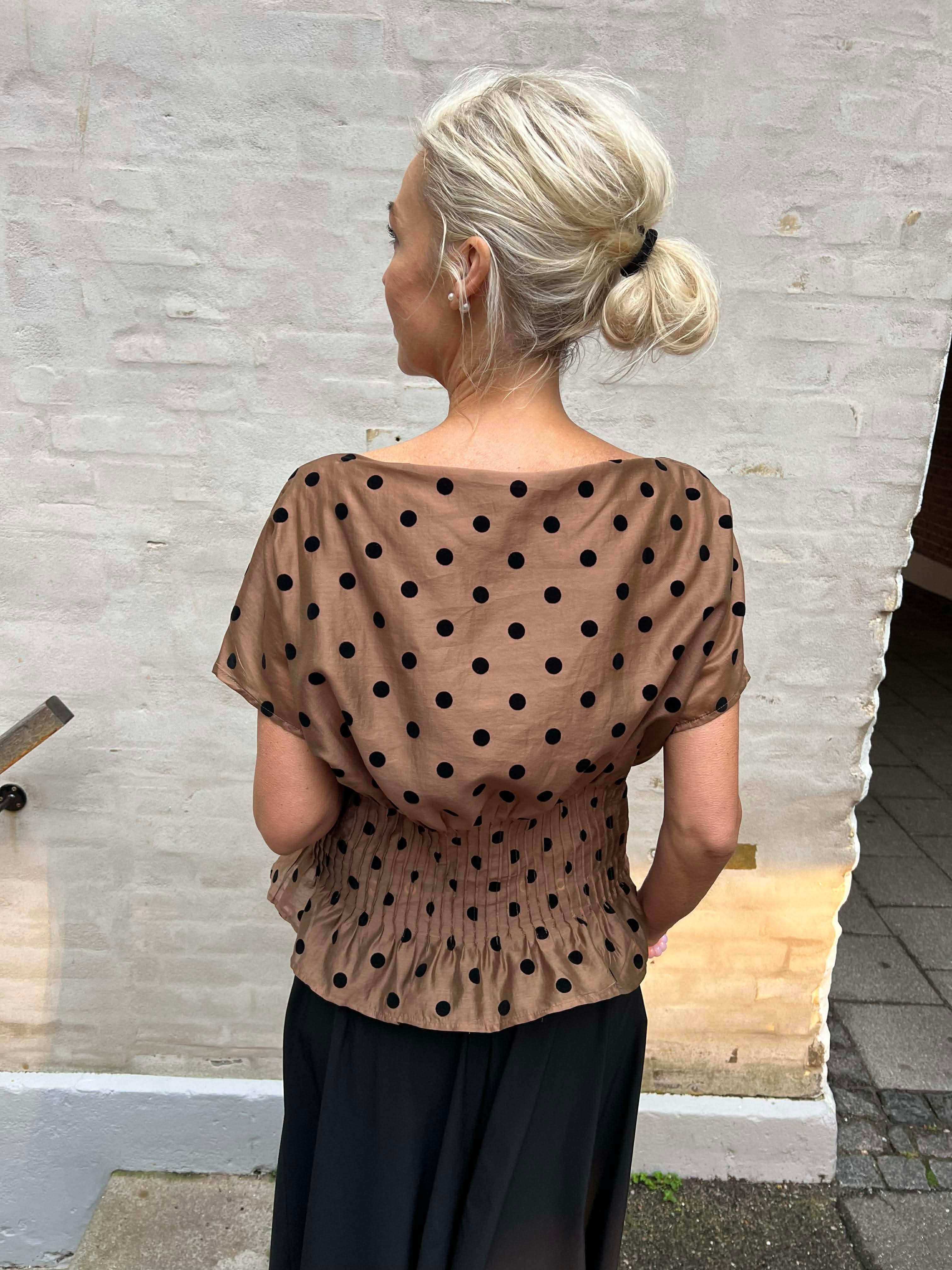Laura Top - Nougat w Black dot