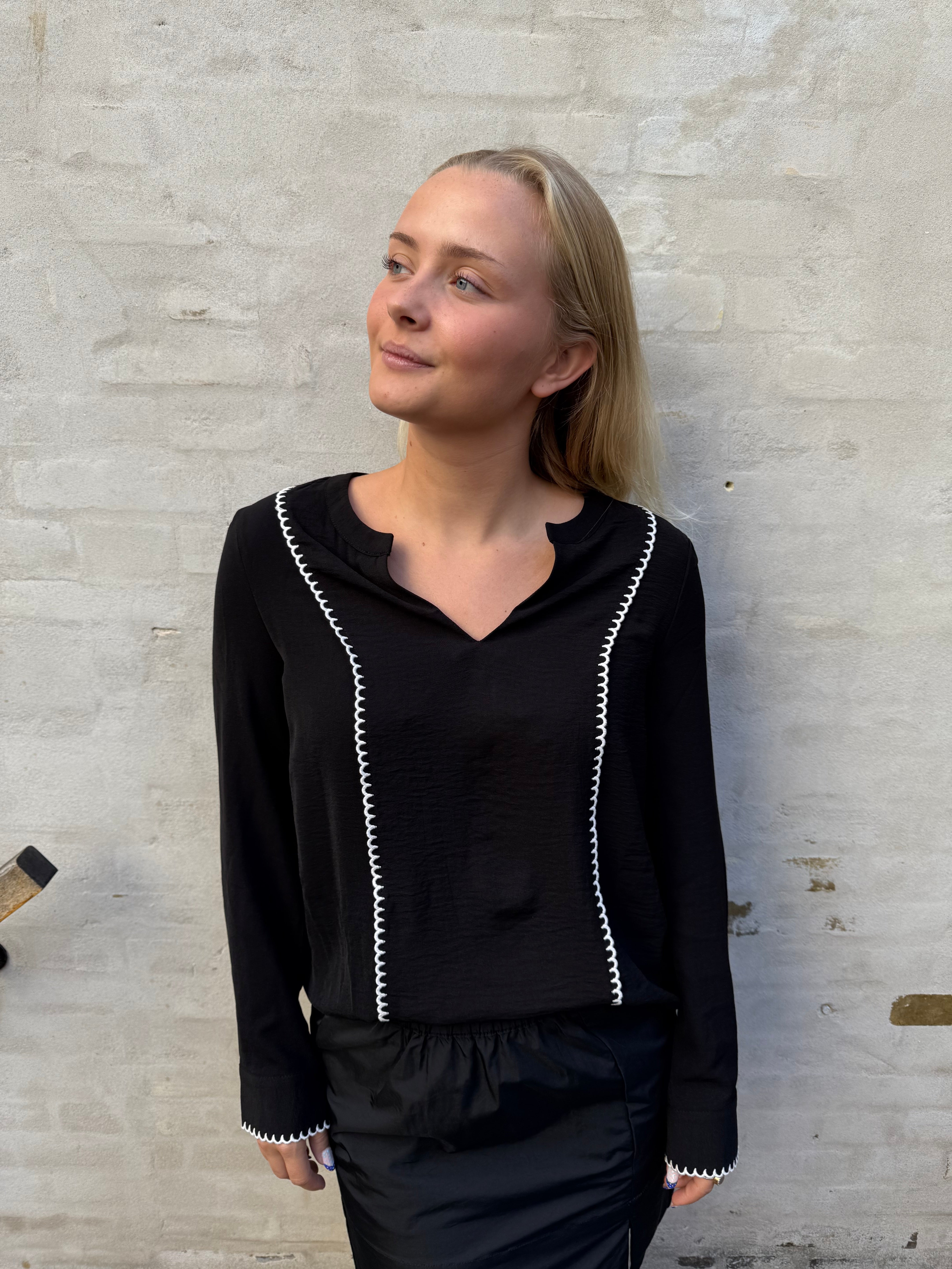 CONNA TOP - Black Snow white stitch