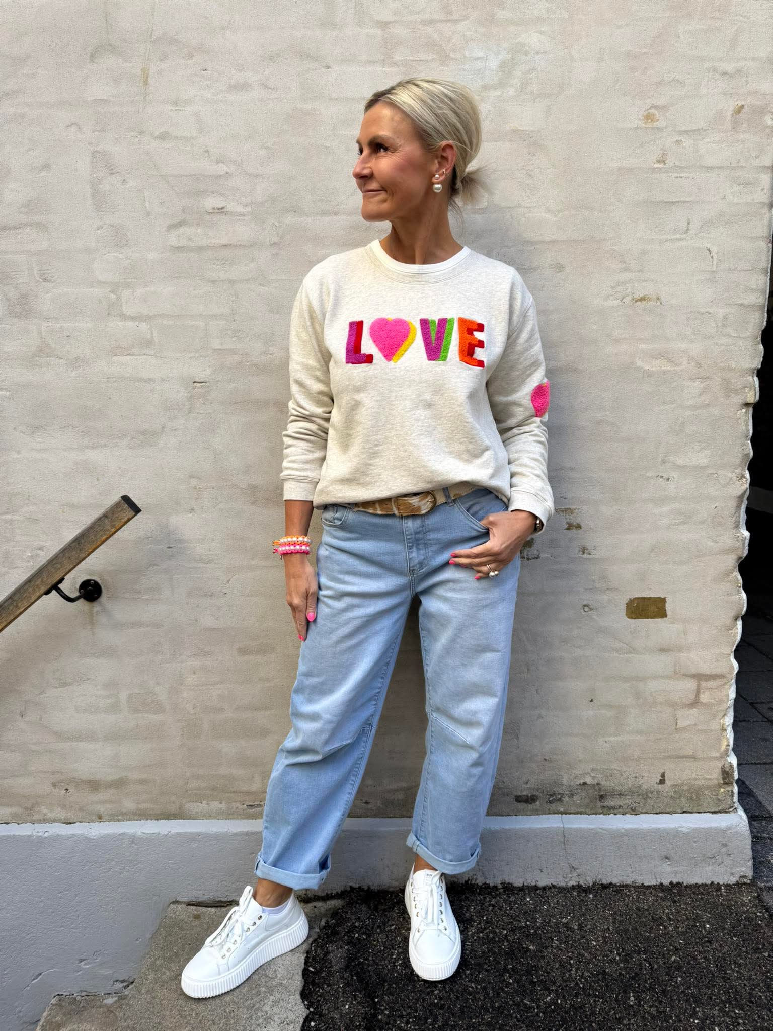 Sweat LOVE - Auora rosa med orange broderi klassiker