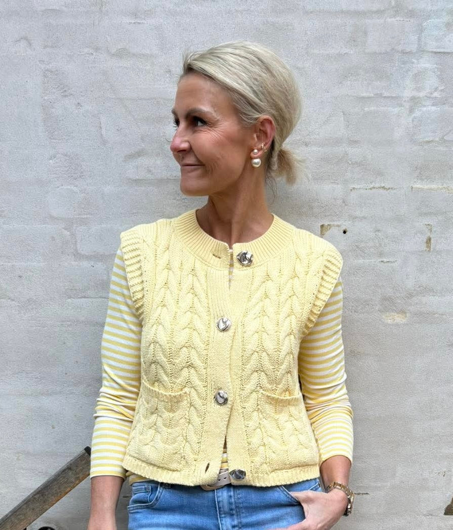 ANNALISE SL O-NECK CABLE VEST - Double Cream W. HORN BUTTON