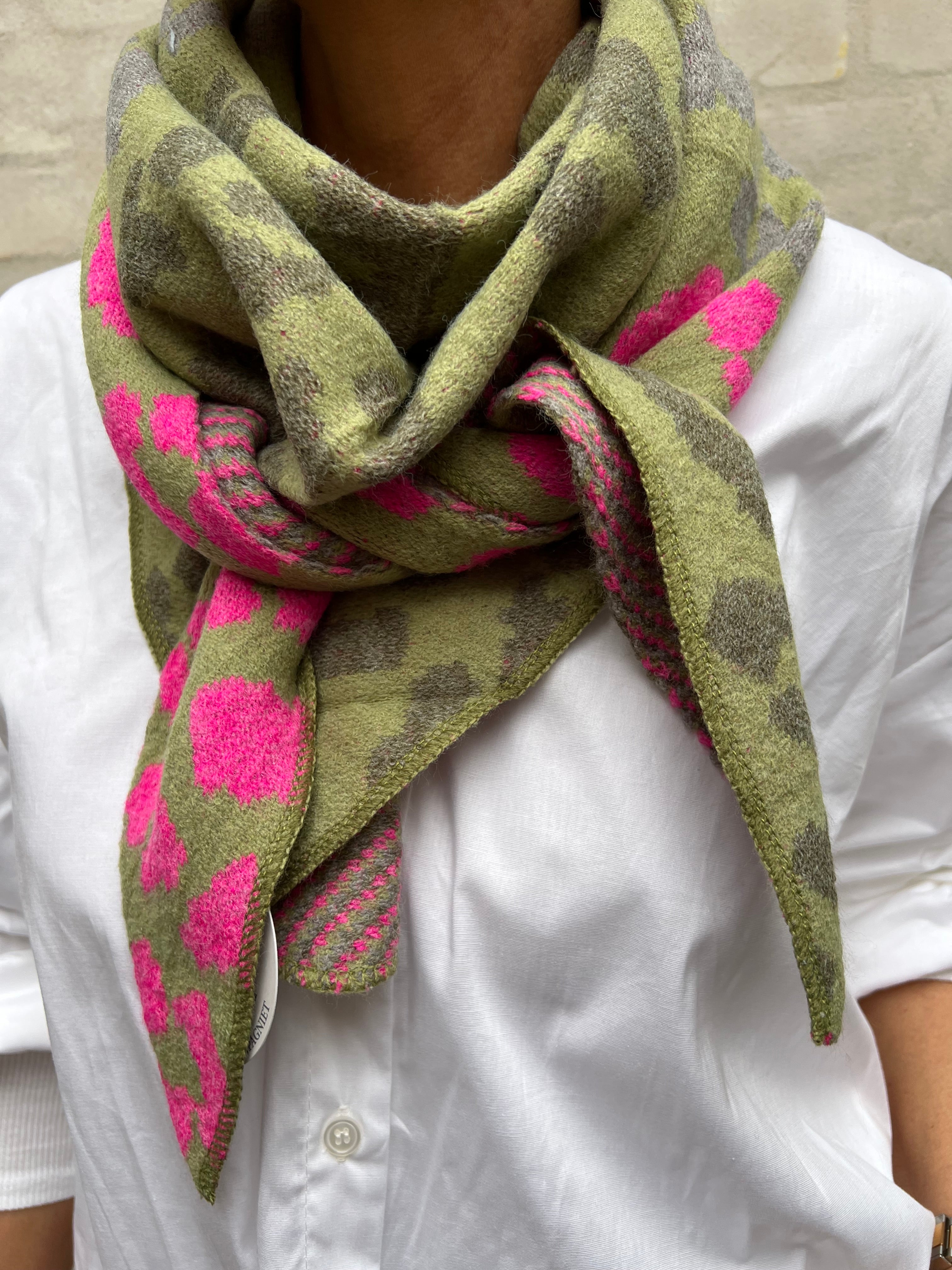 Nora scarf army 276