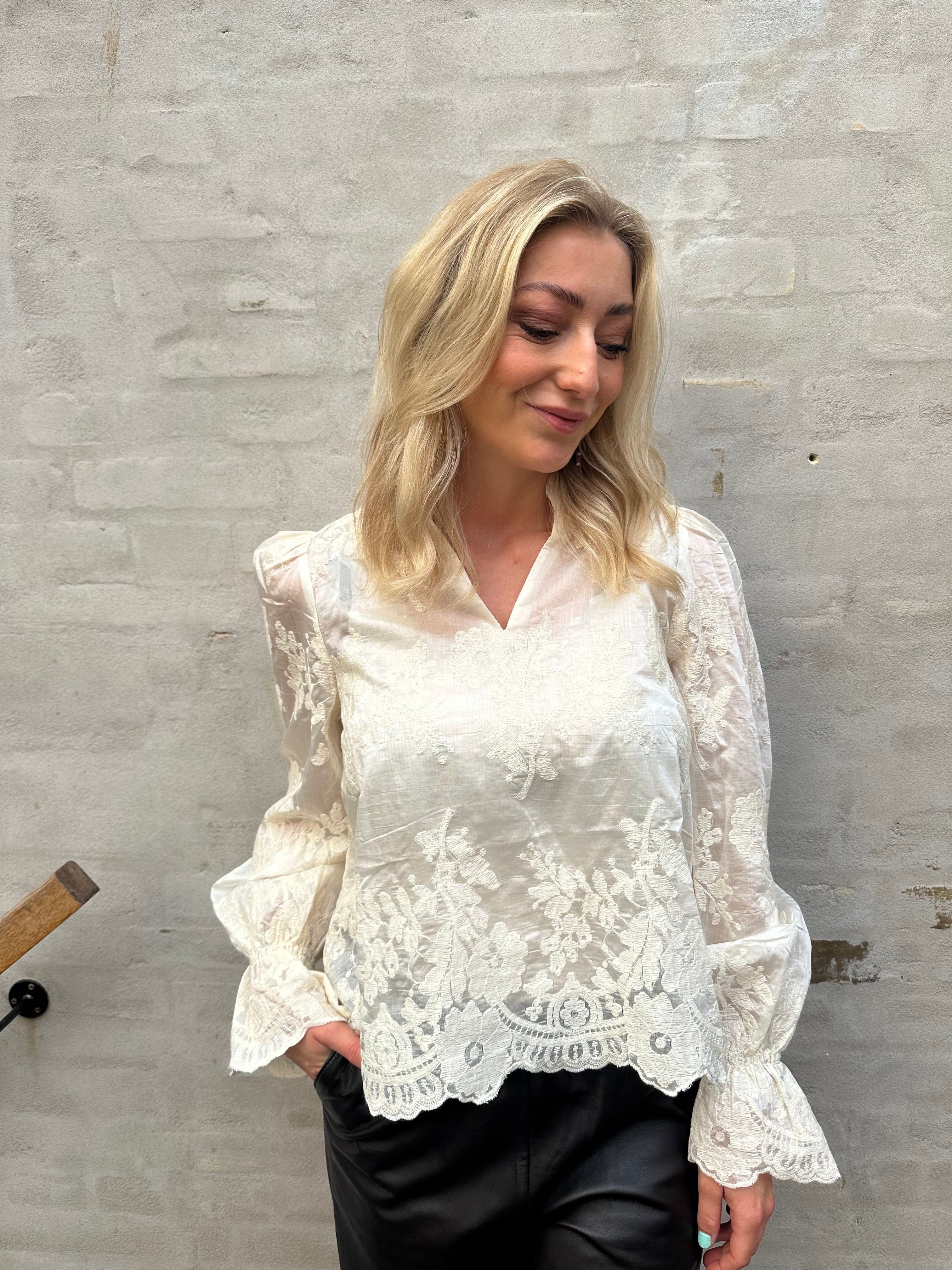 Amara big embroidery blouse off white