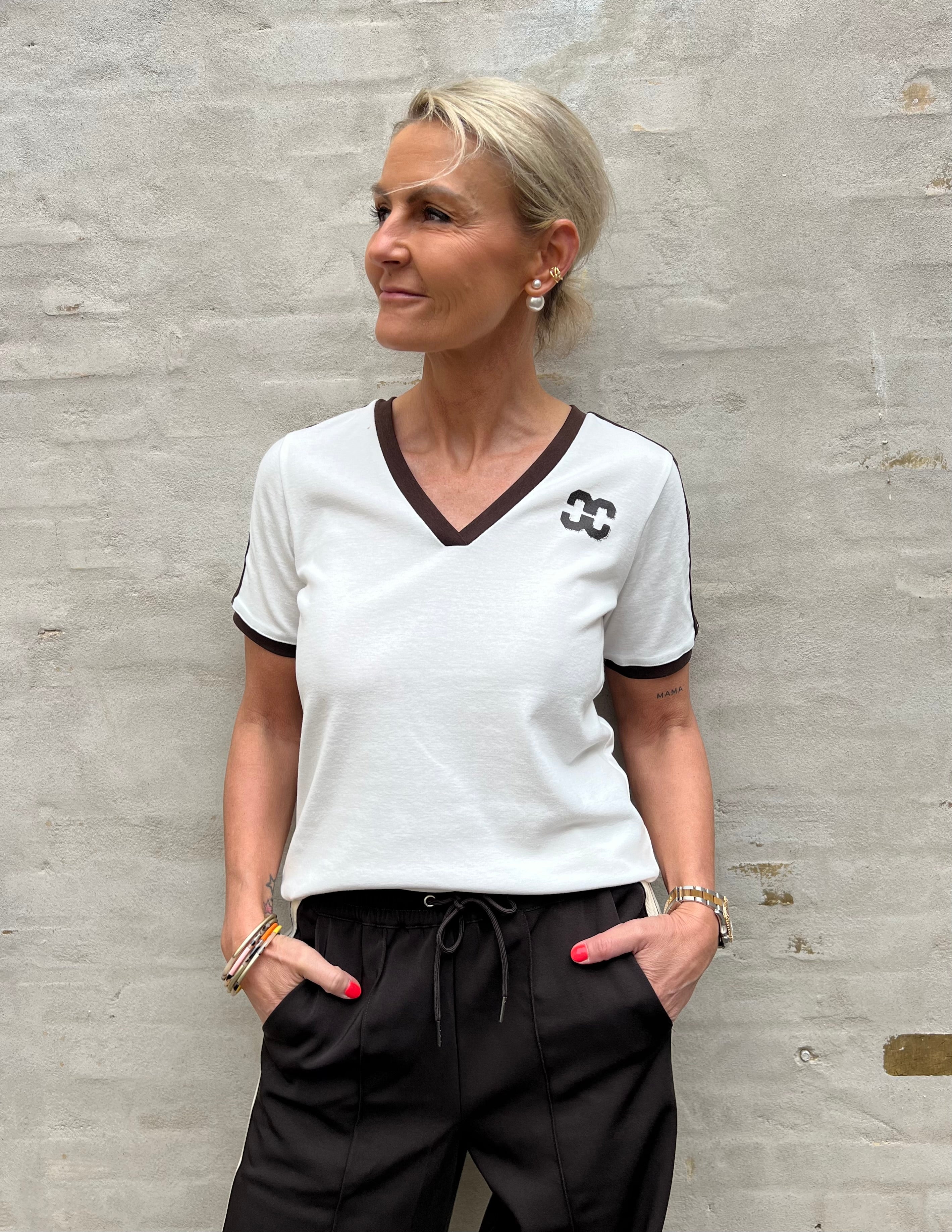 Edgecc Stripe V-Tee Offwhite Mocca