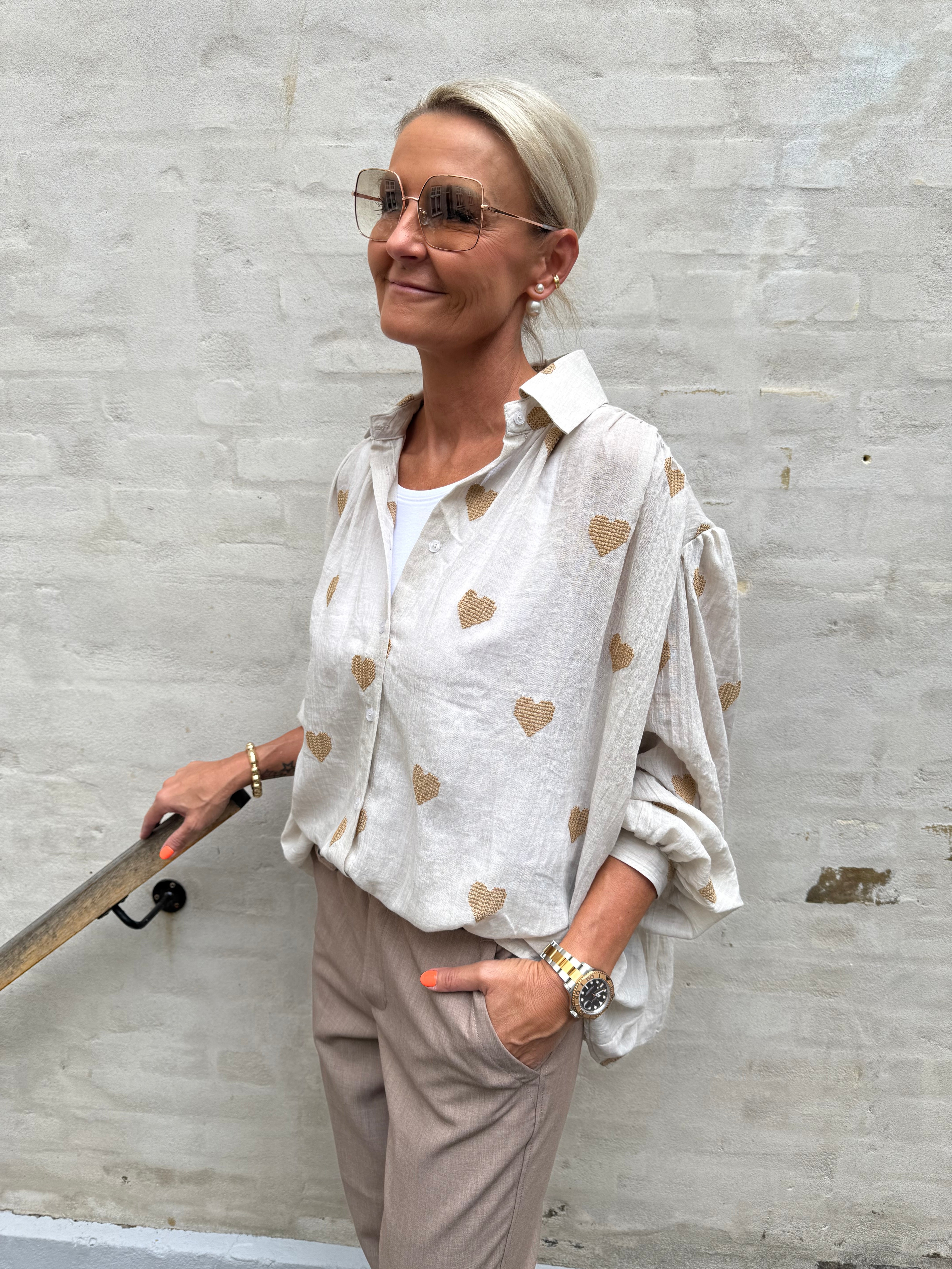 Shirt w. Embrodery Hearts - Taupe