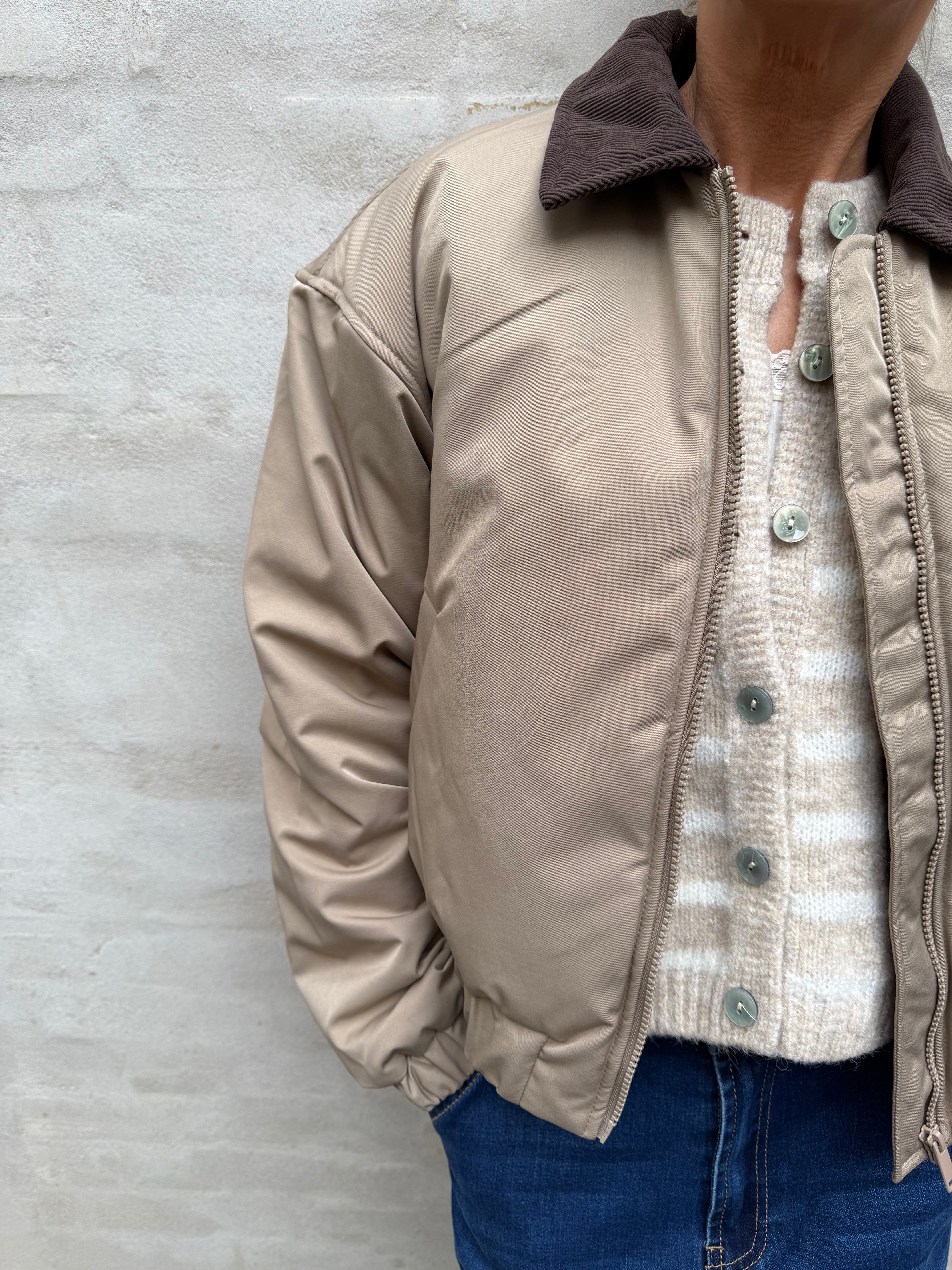 JORMA SHORT PADDED BOMBER JACKET - Greige_Hot fudge