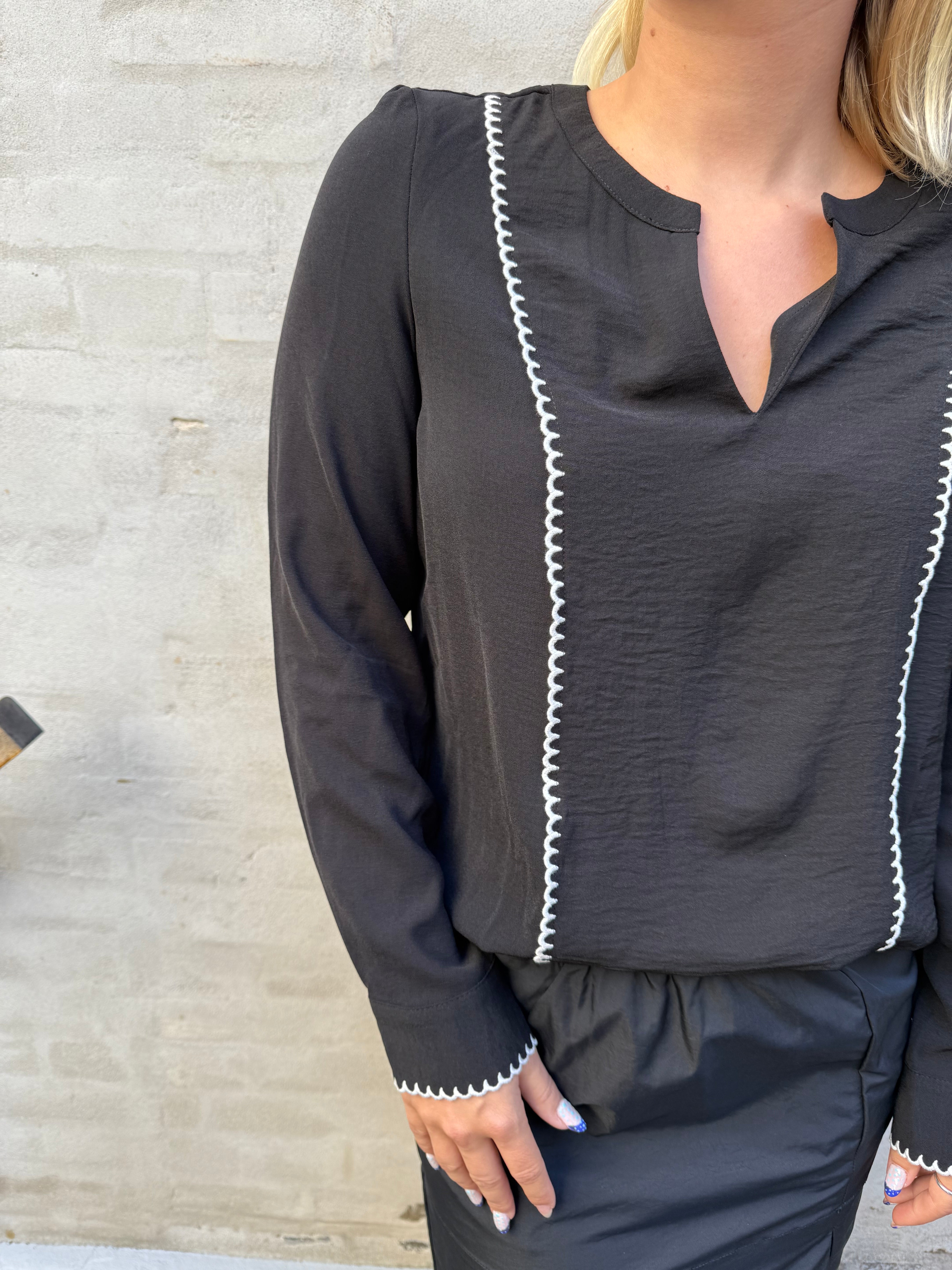 CONNA TOP - Black Snow white stitch