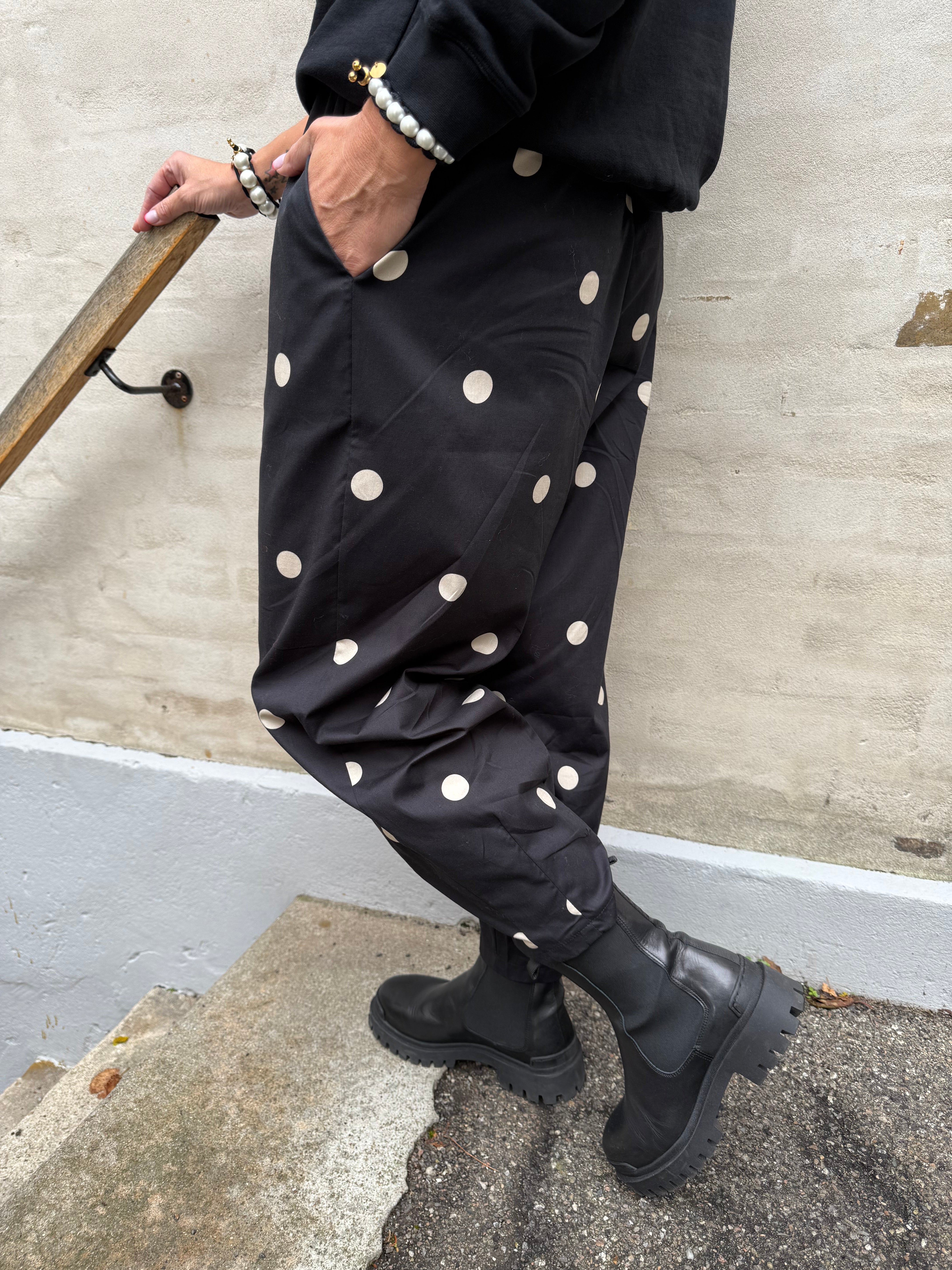 Abbie Barrel Pant - Black Dot