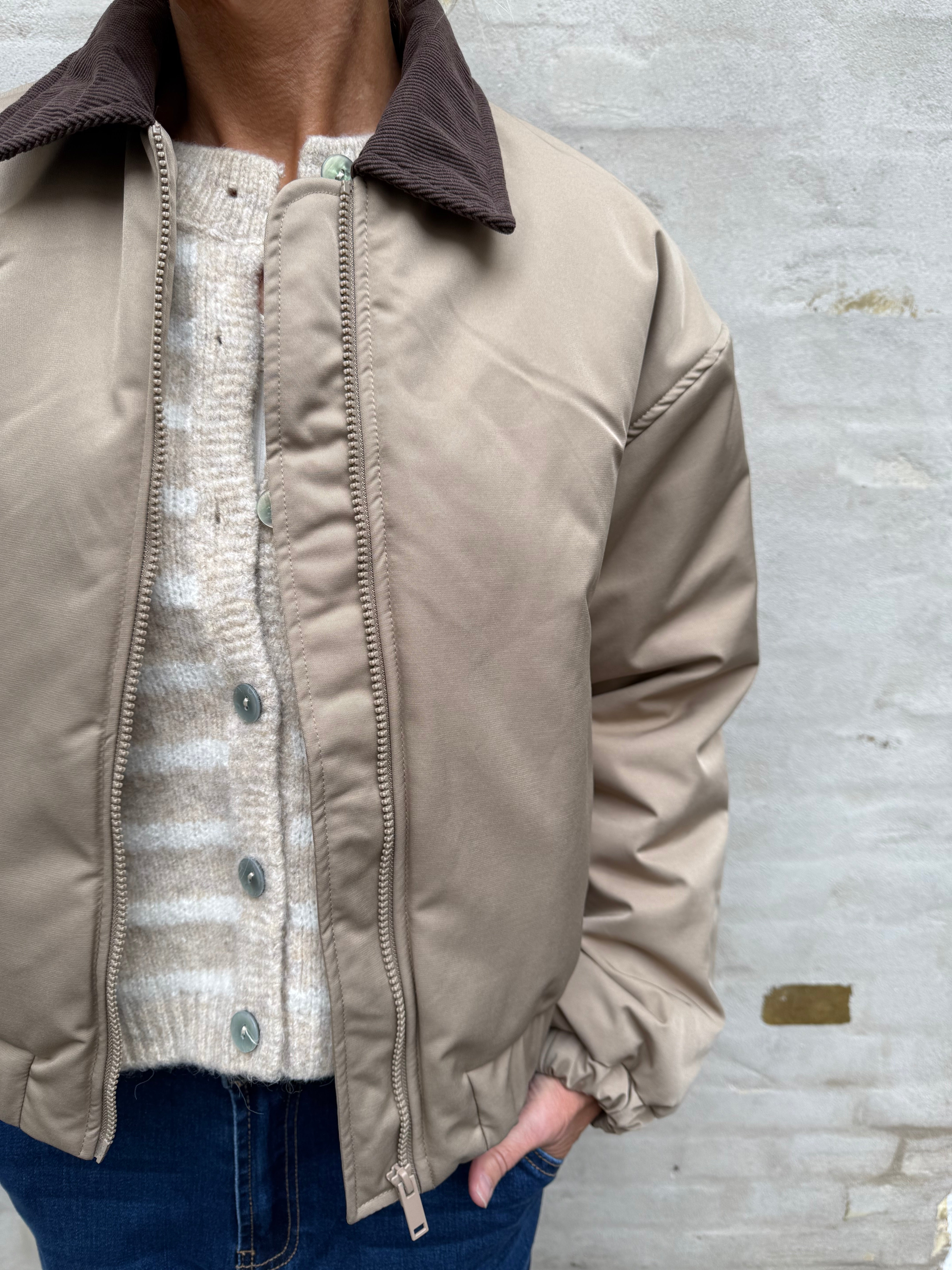 JORMA SHORT PADDED BOMBER JACKET - Greige_Hot fudge