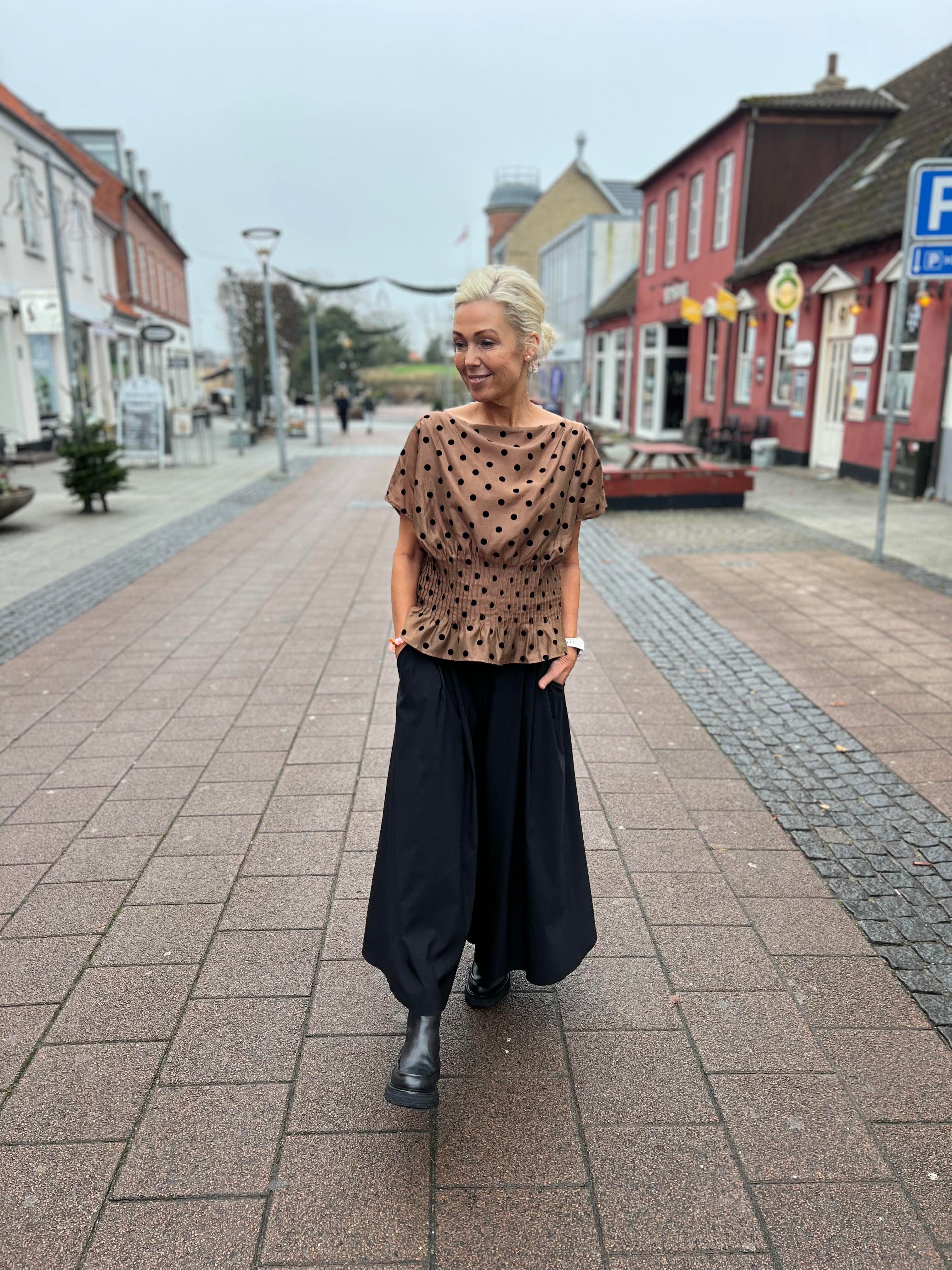 Laura Top - Nougat w Black dot