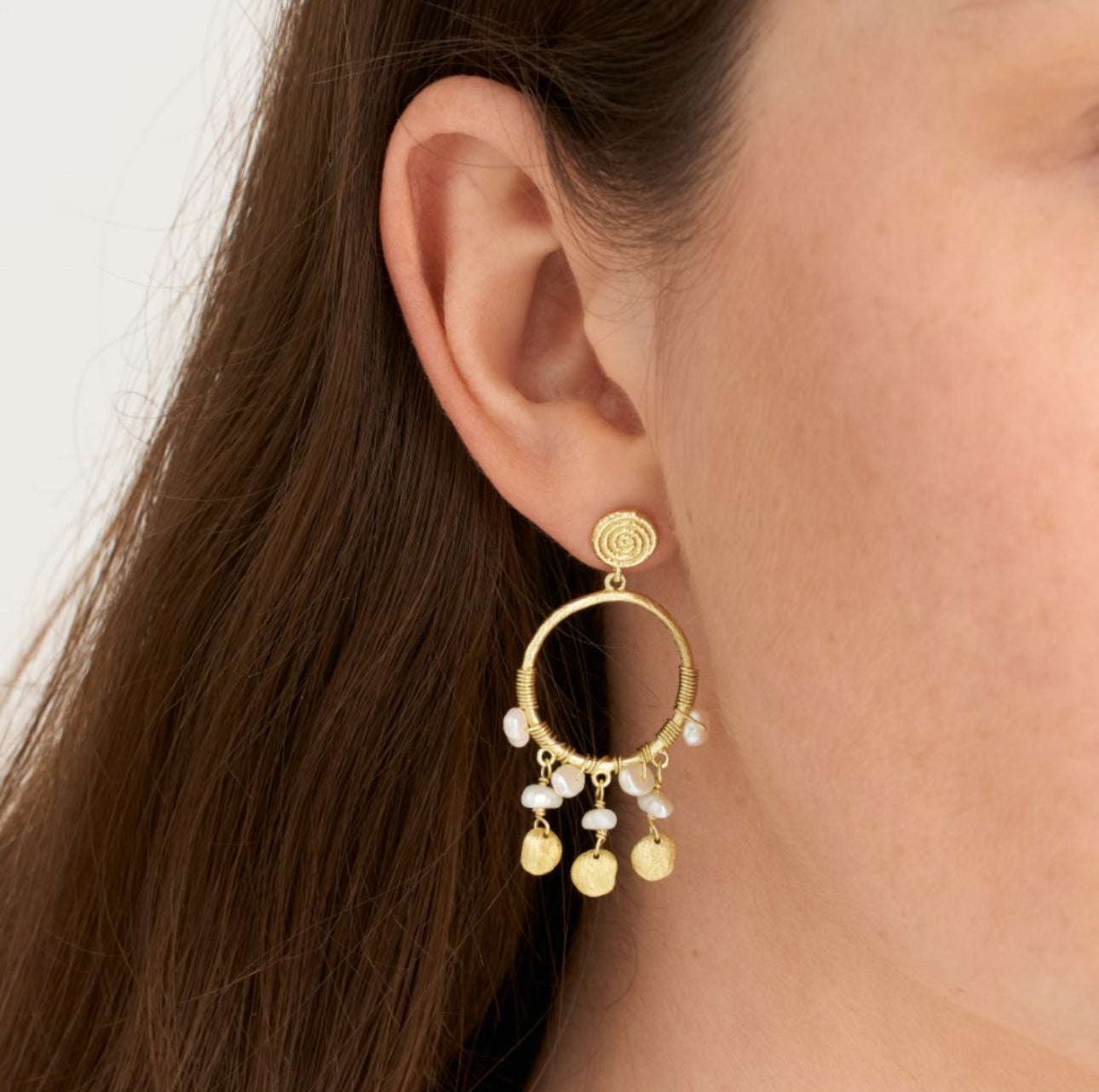 Earring with white pearls