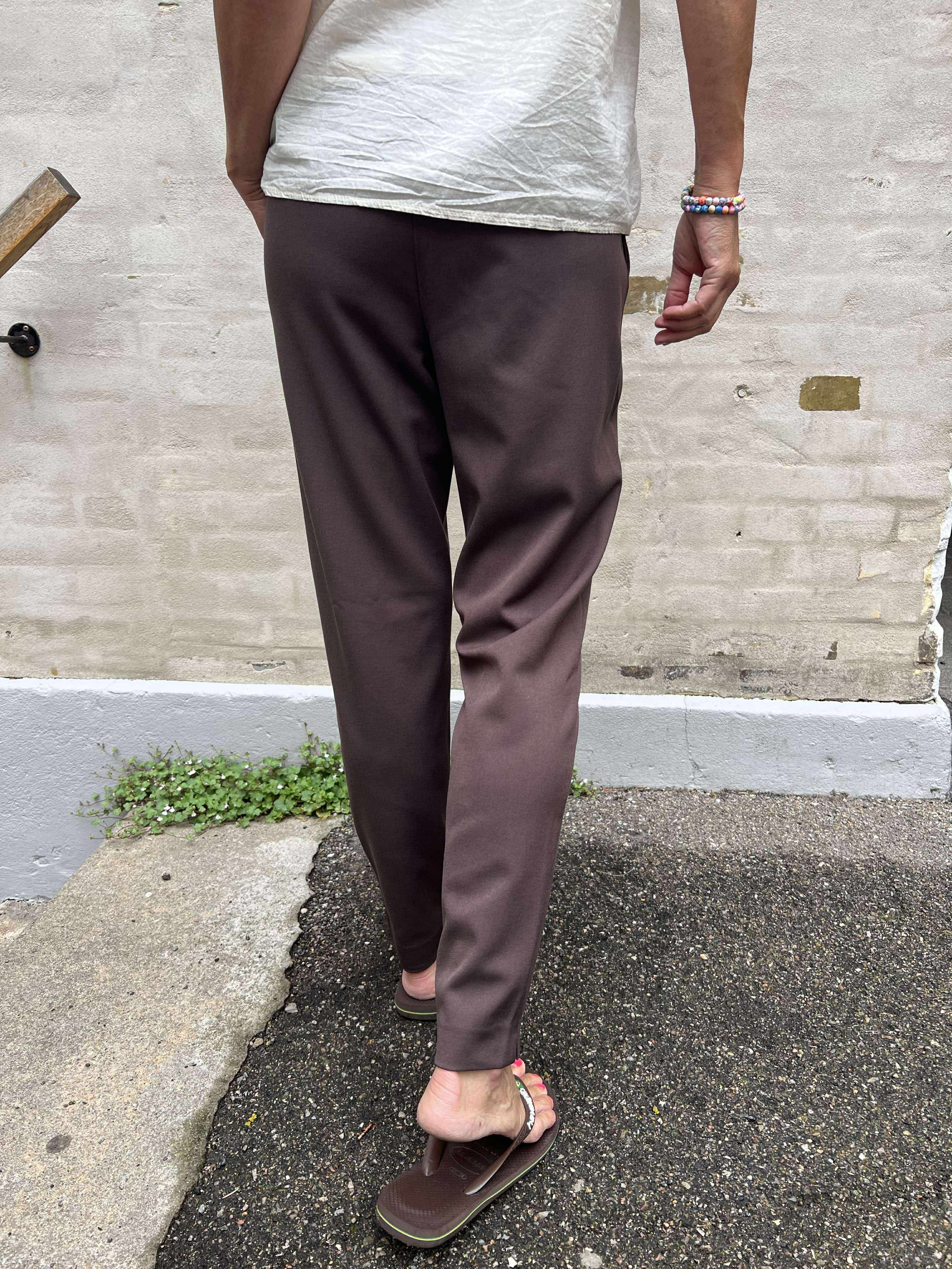 Lisa Slim Pant - Seal Brown