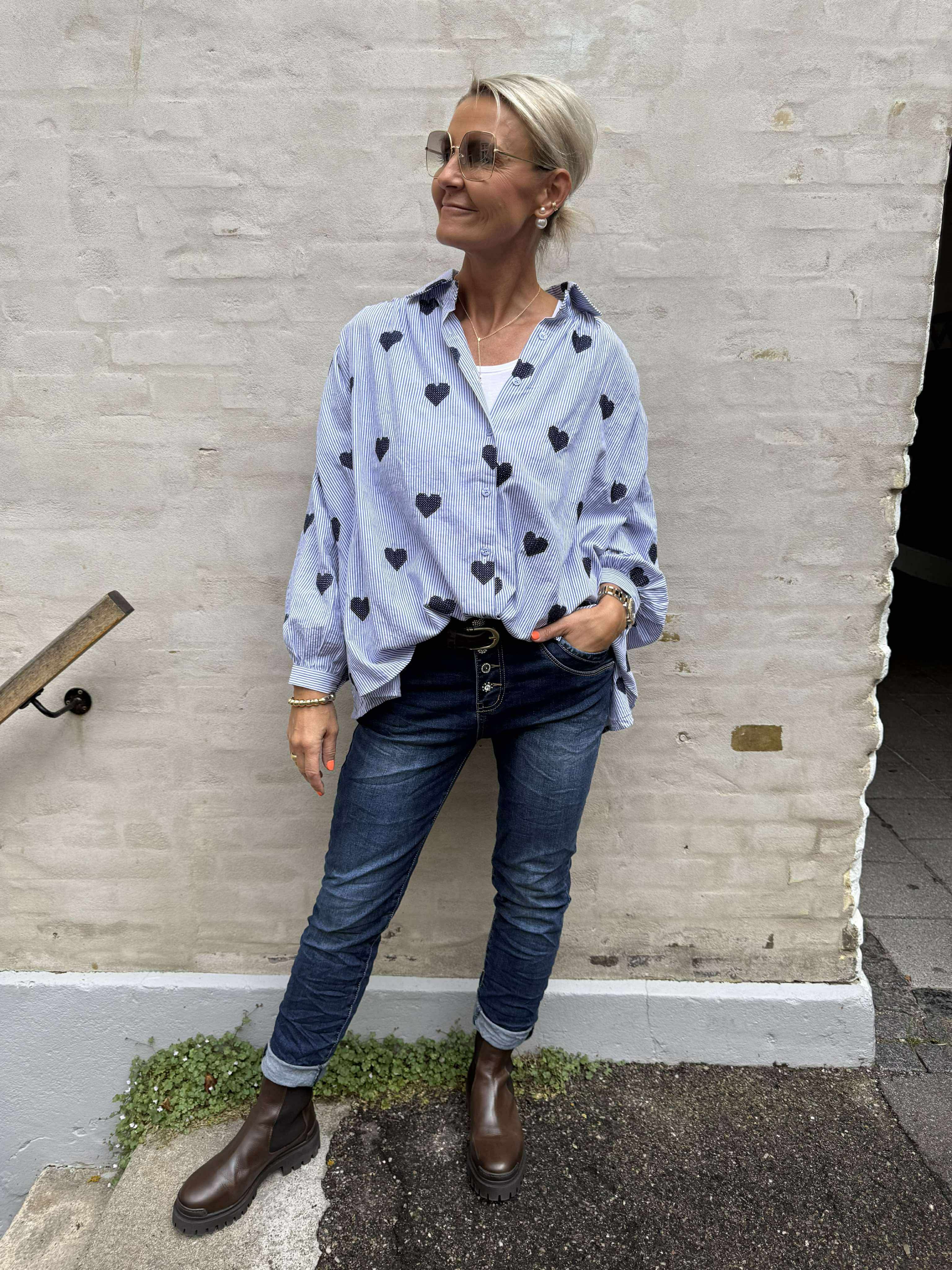 Shirt w. Striped & Embrodery Hearts - Navy Blue