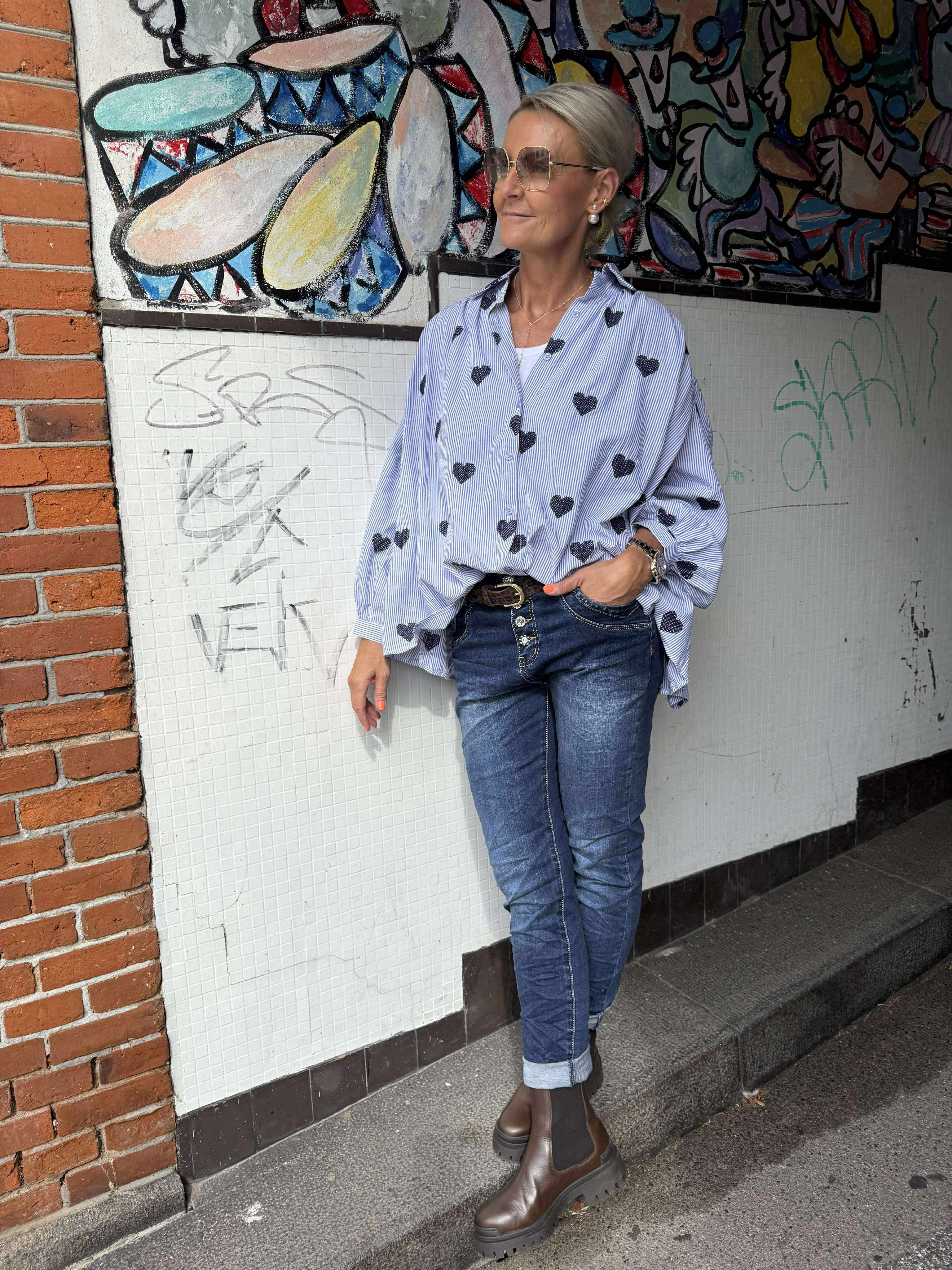 Shirt w. Striped & Embrodery Hearts - Navy Blue