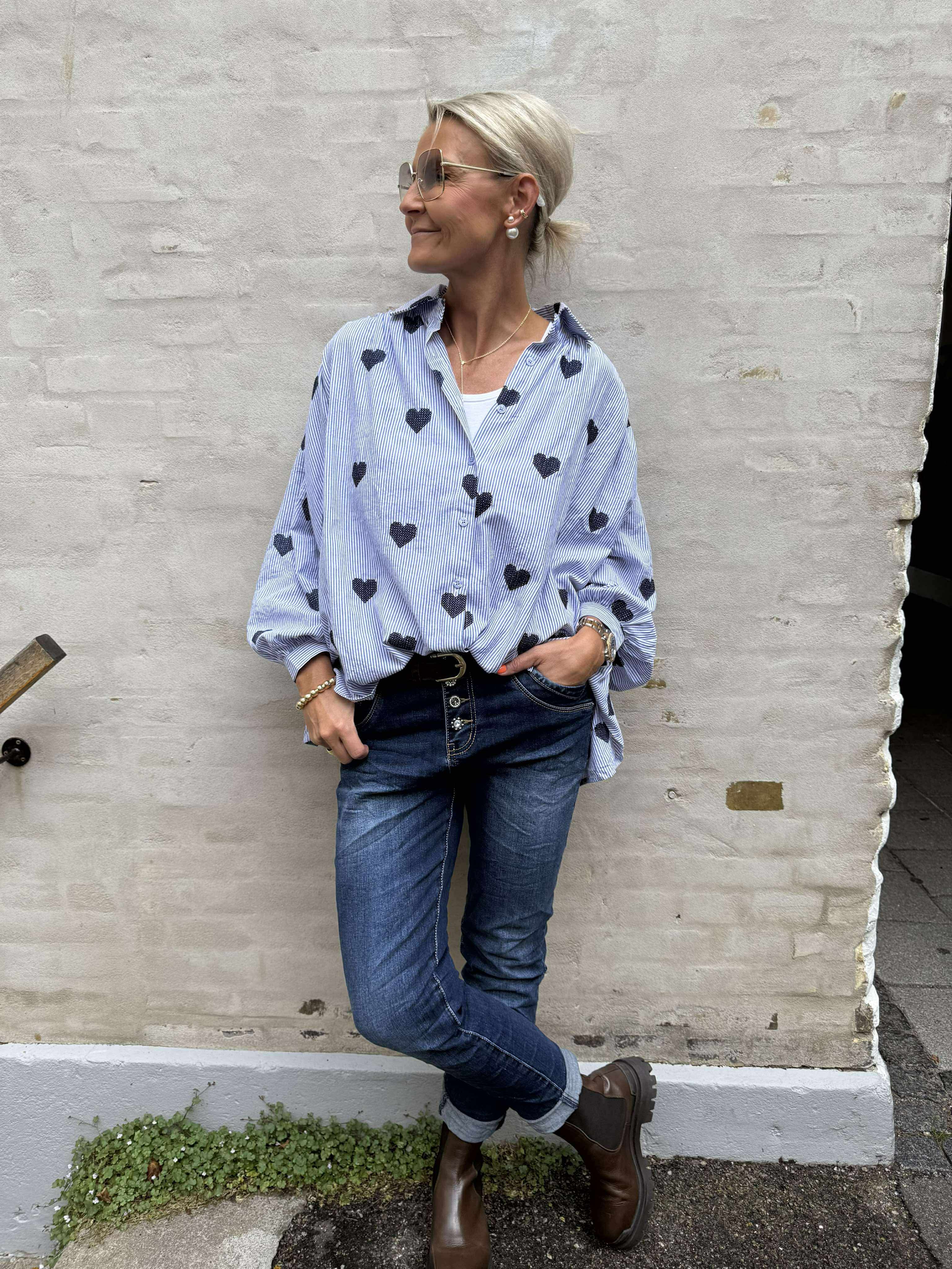 Shirt w. Striped & Embrodery Hearts - Navy Blue