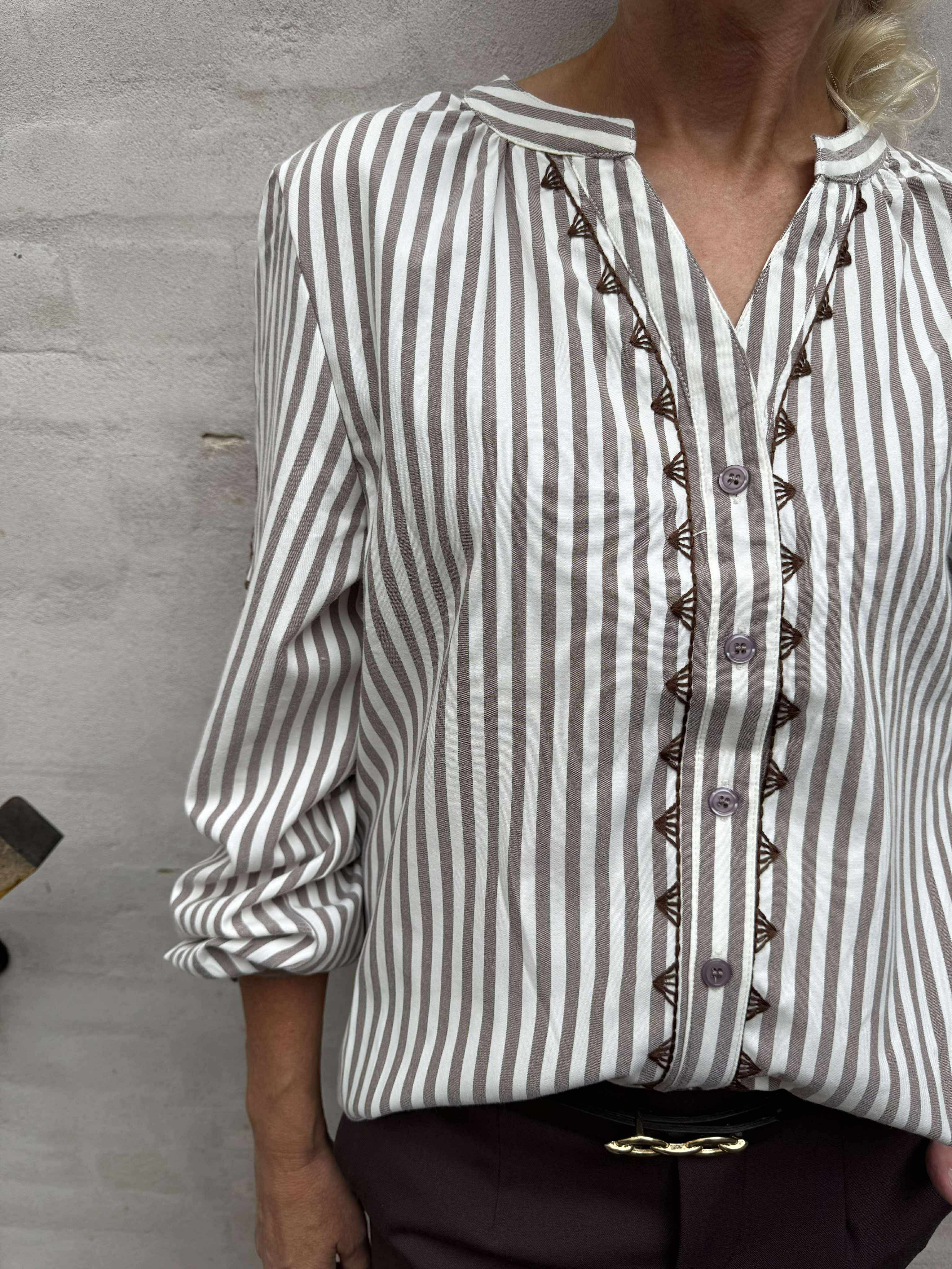 Stribet skjorte w. brodery - Marron