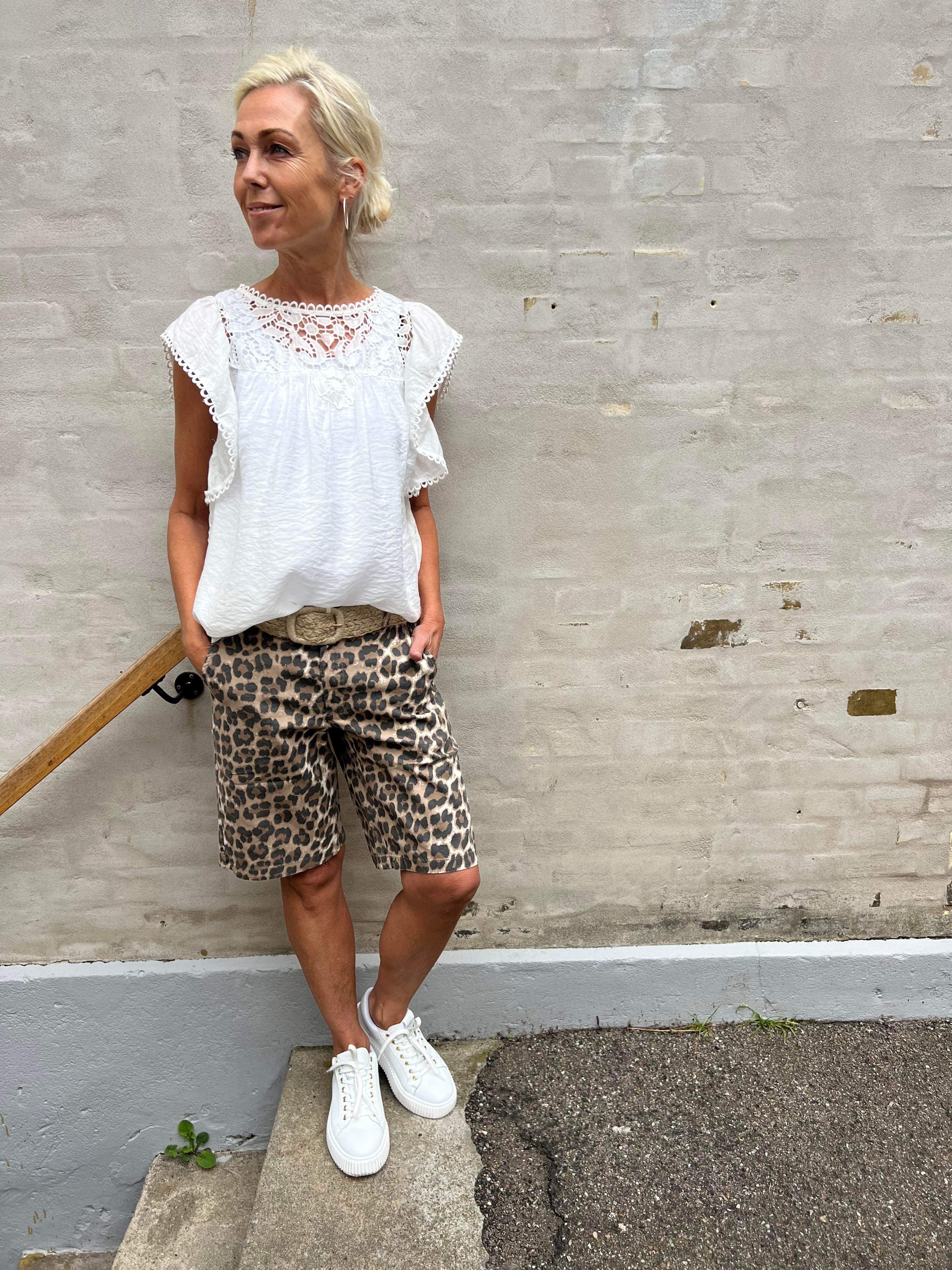 Box canvas shorts leopard