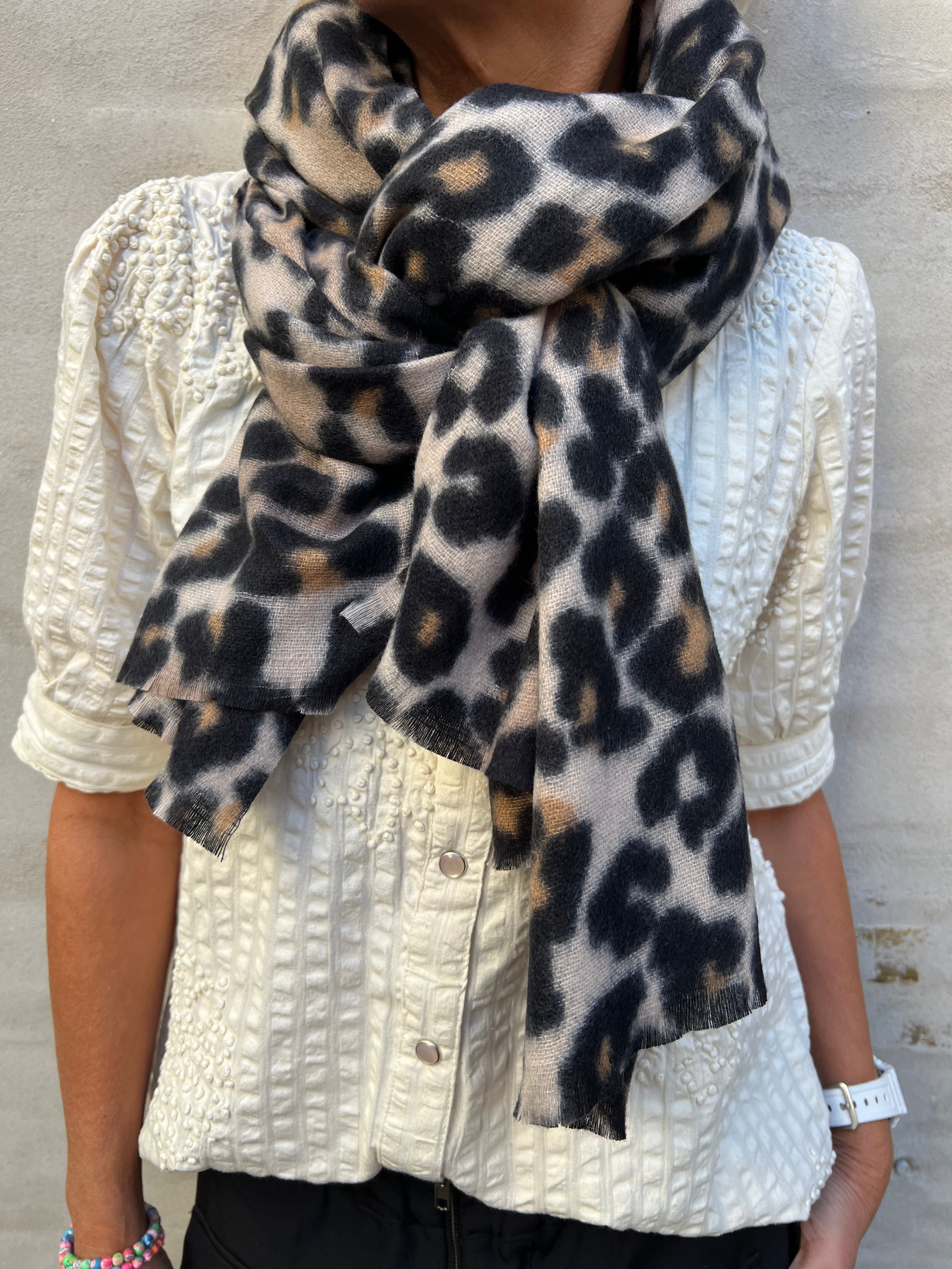 JORNA LONG SCARF - Black/LEO