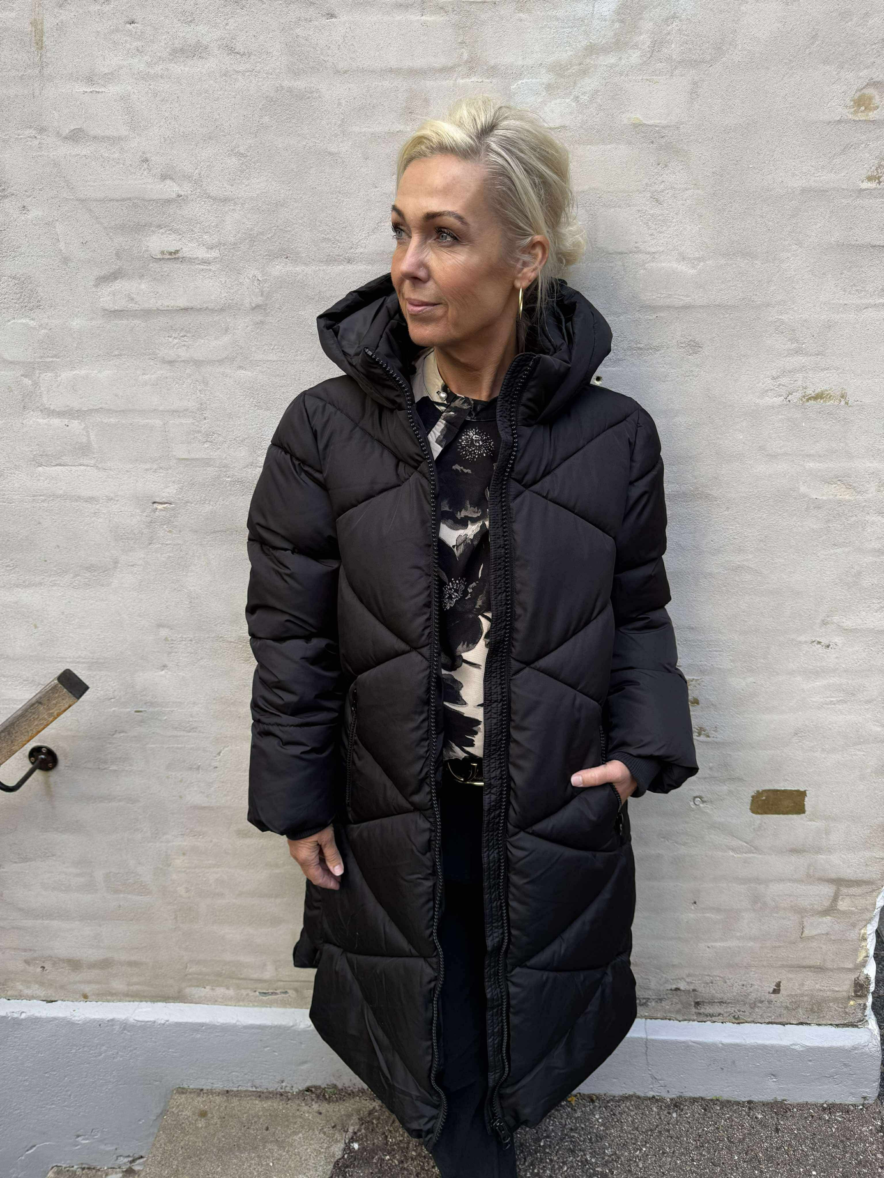 VISTA LIFE PADDED HOOD JACKET - Black
