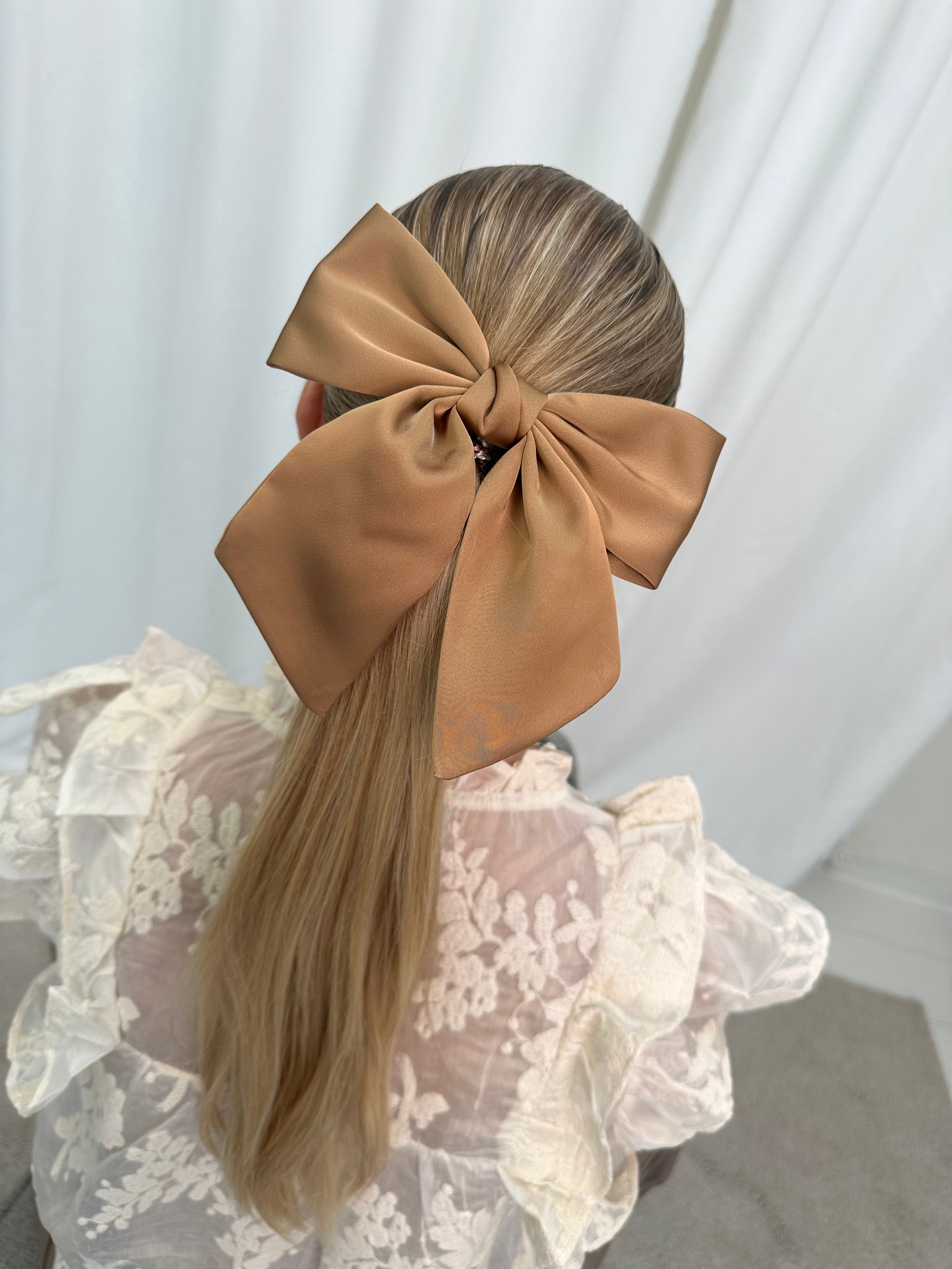 Smooth bow taupe