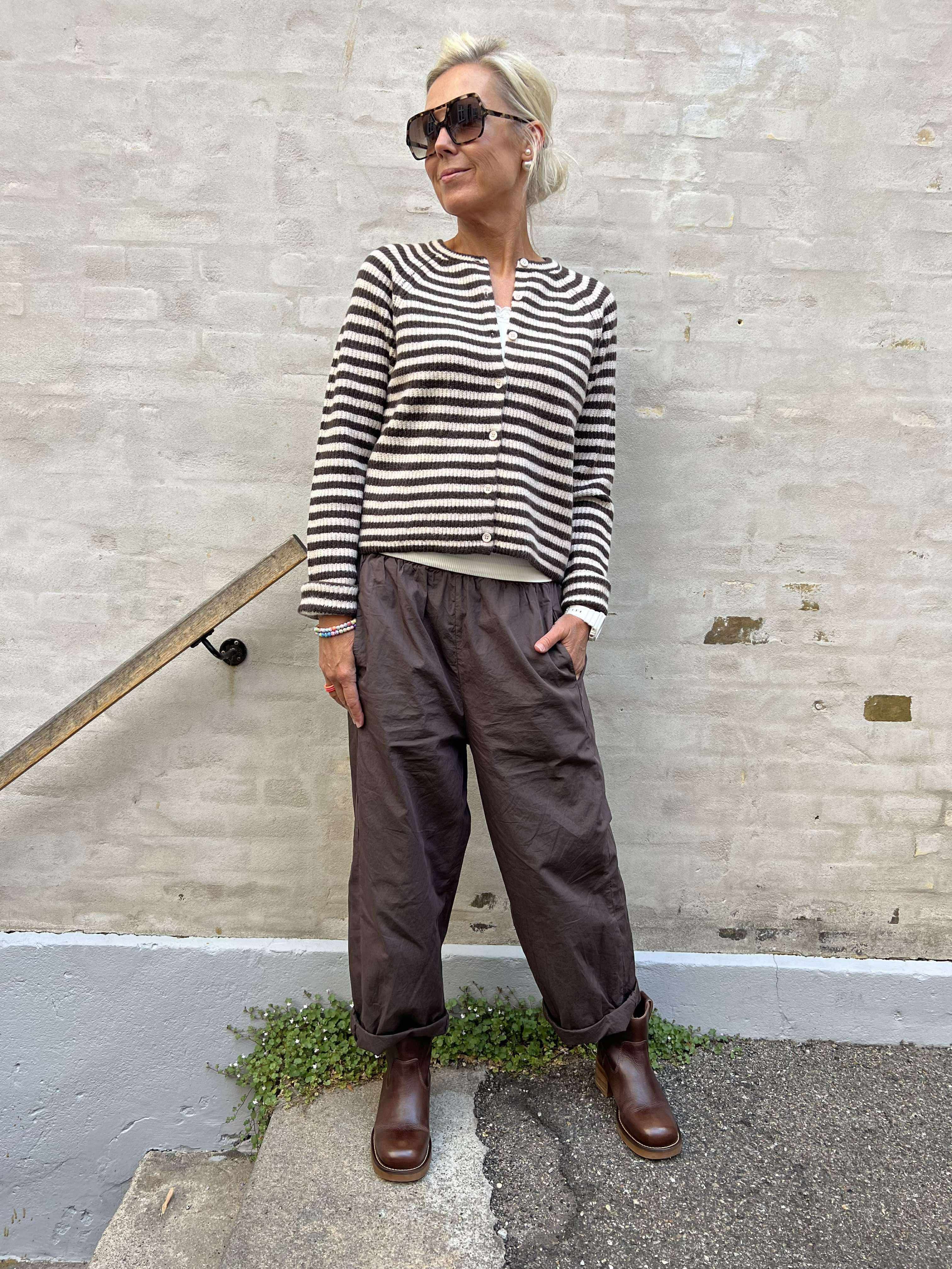 MALOU O-NECK STRIPE CARDIGAN - Silver Gray/HOT FUDGE