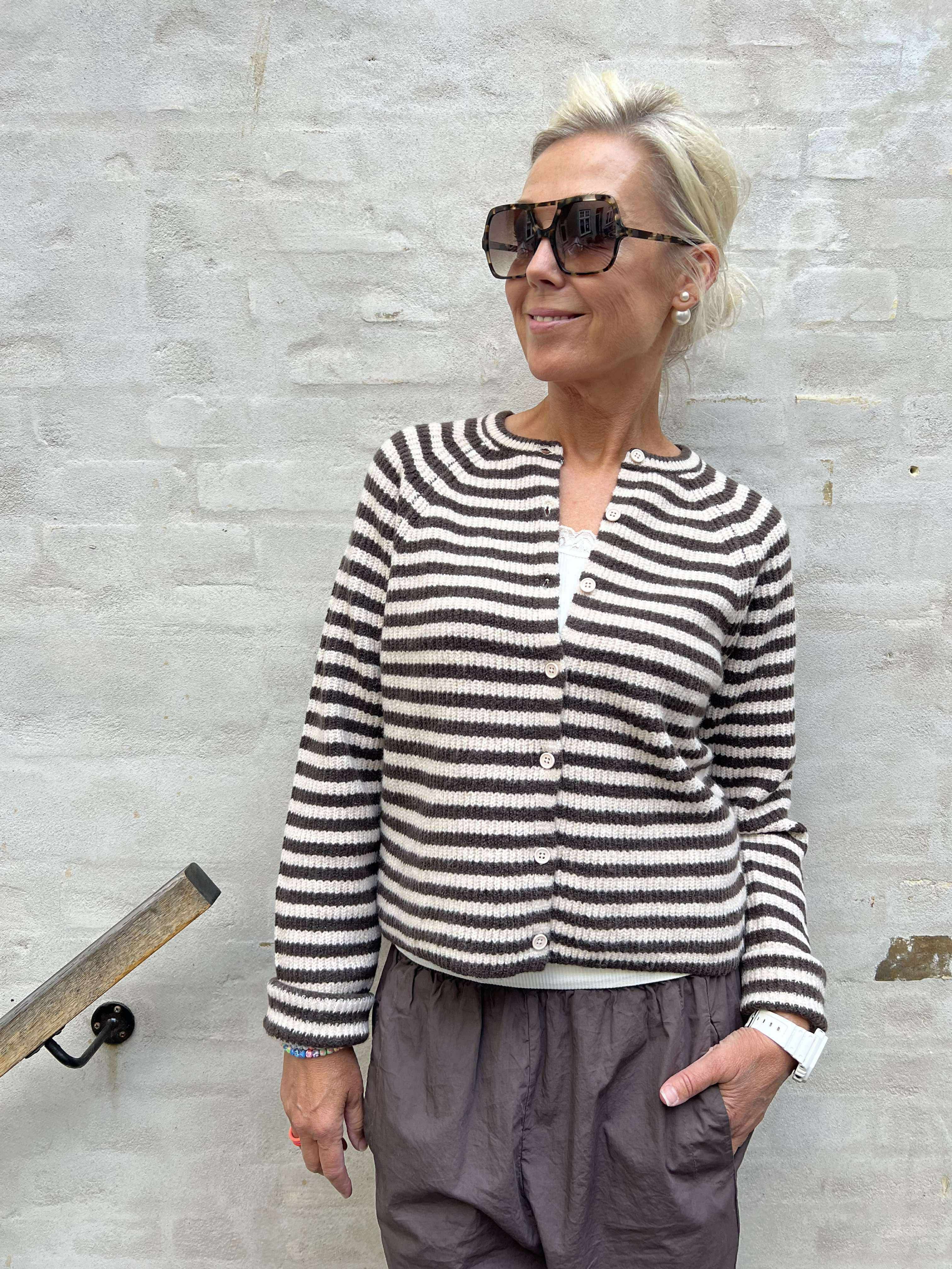 MALOU O-NECK STRIPE CARDIGAN - Silver Gray/HOT FUDGE
