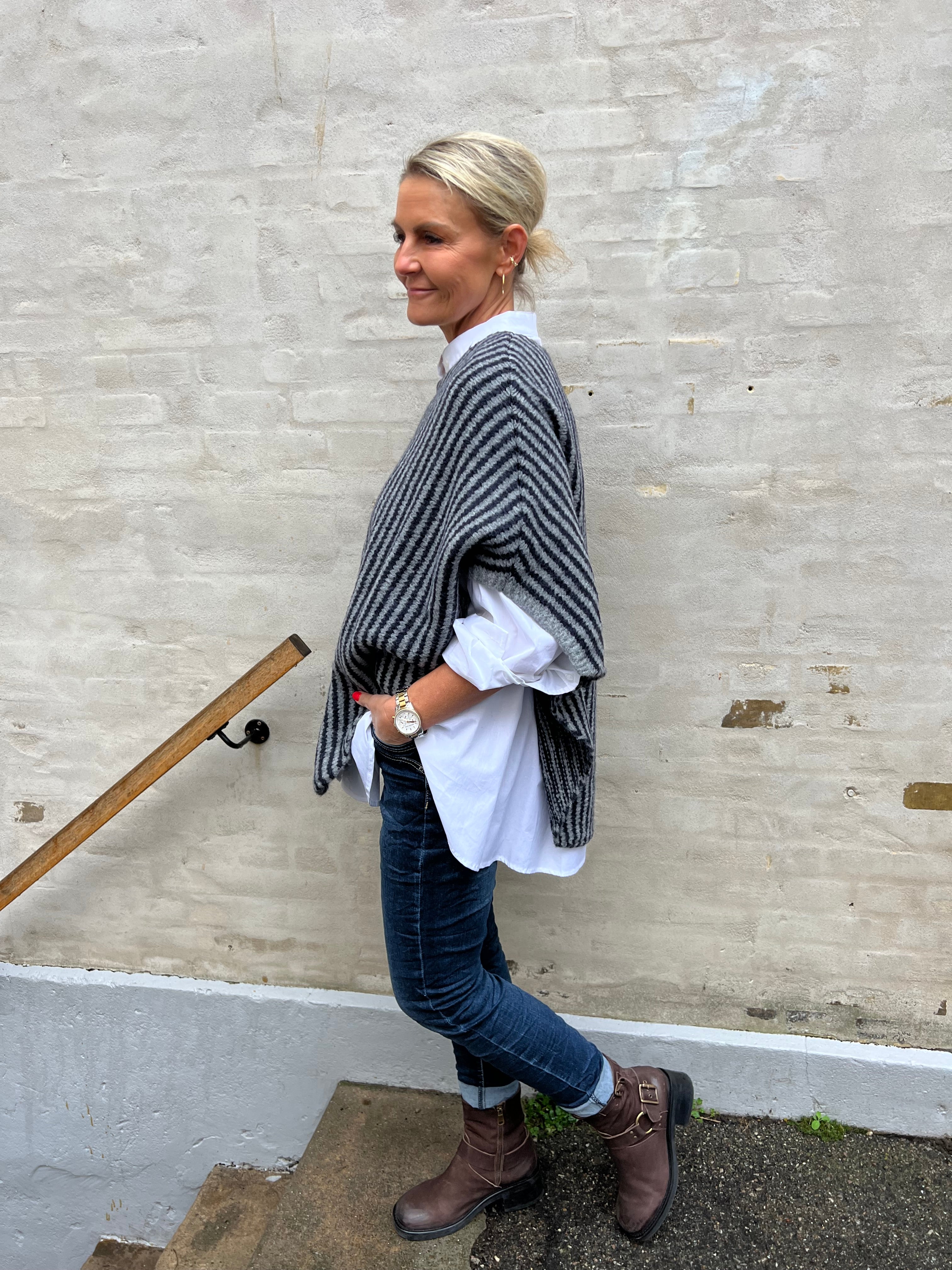 Pella striped poncho navy grey