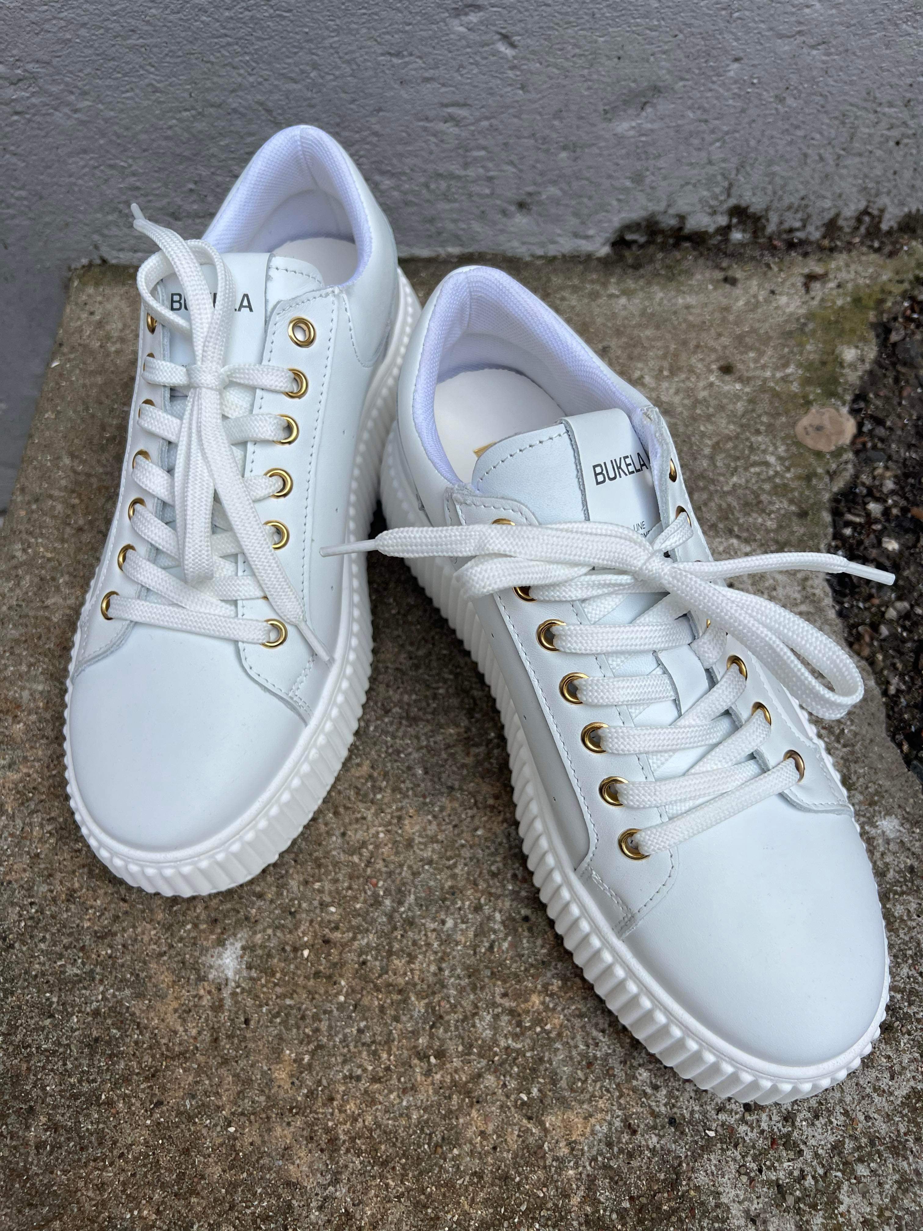 Court sneakers white
