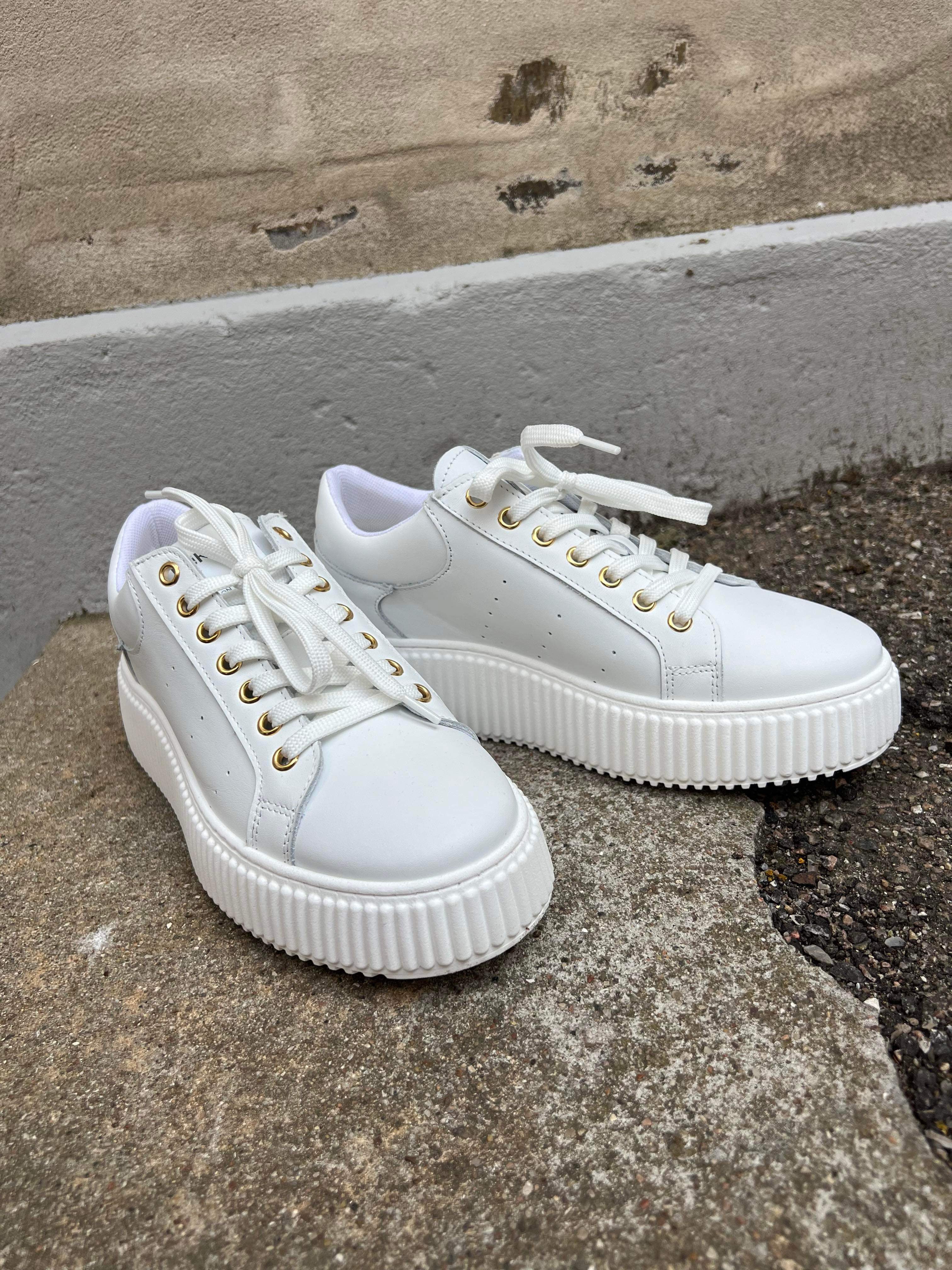Court sneakers white
