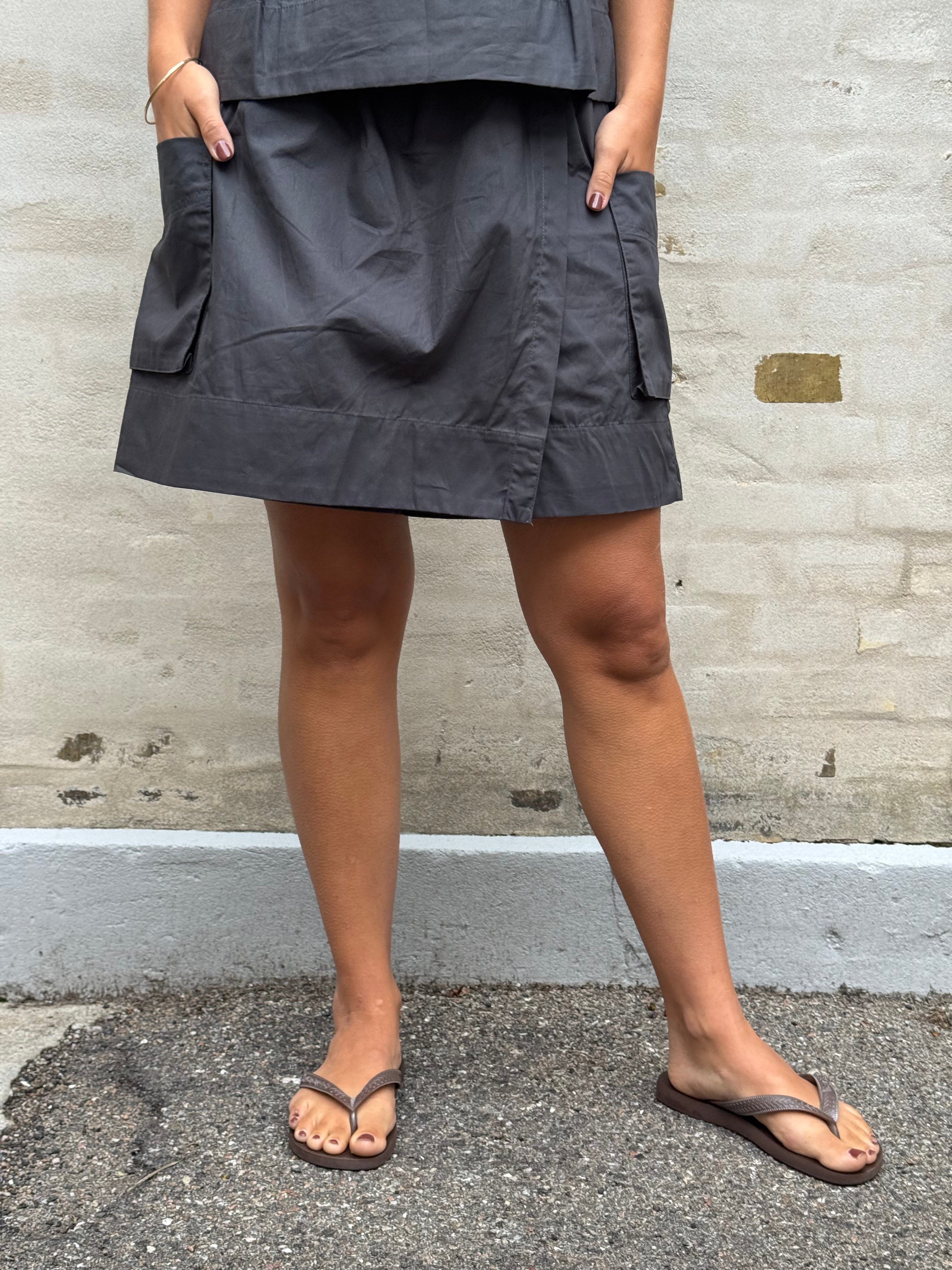 KAELA HW LO BERMUDA SHORT - Gunmetal