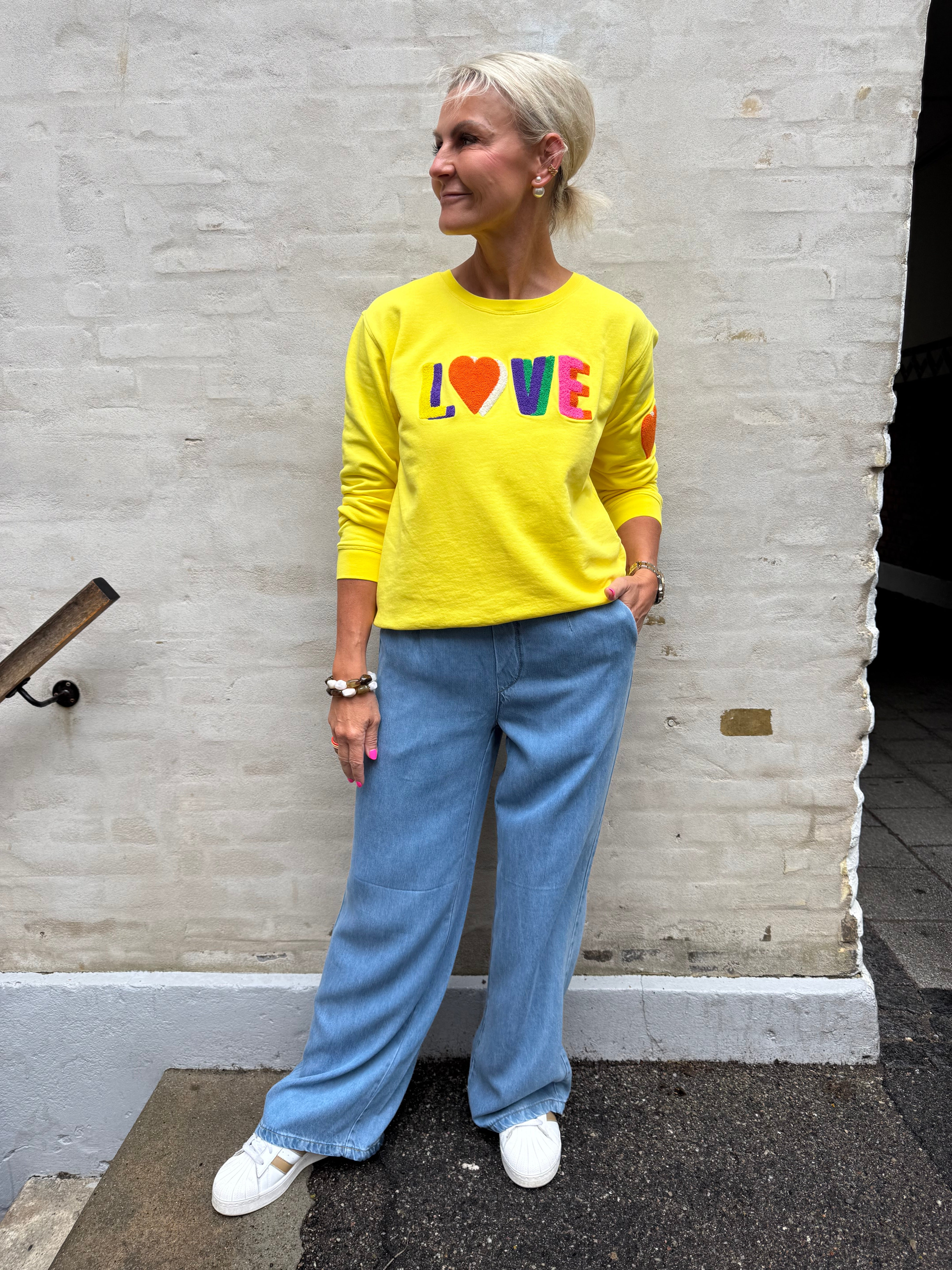 Sweat LOVE - Auora rosa med orange broderi klassiker