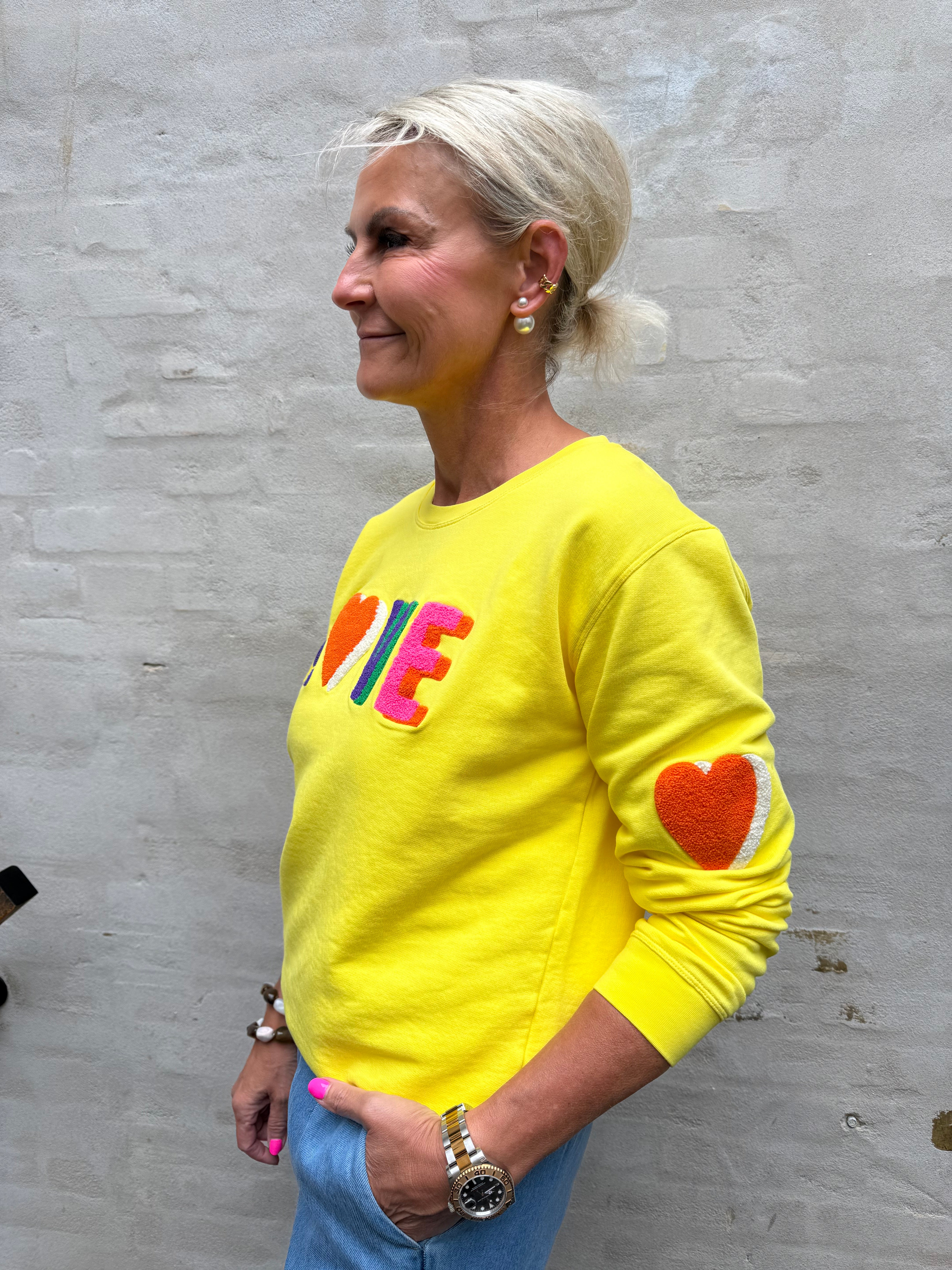 Sweat LOVE - Auora rosa med orange broderi klassiker