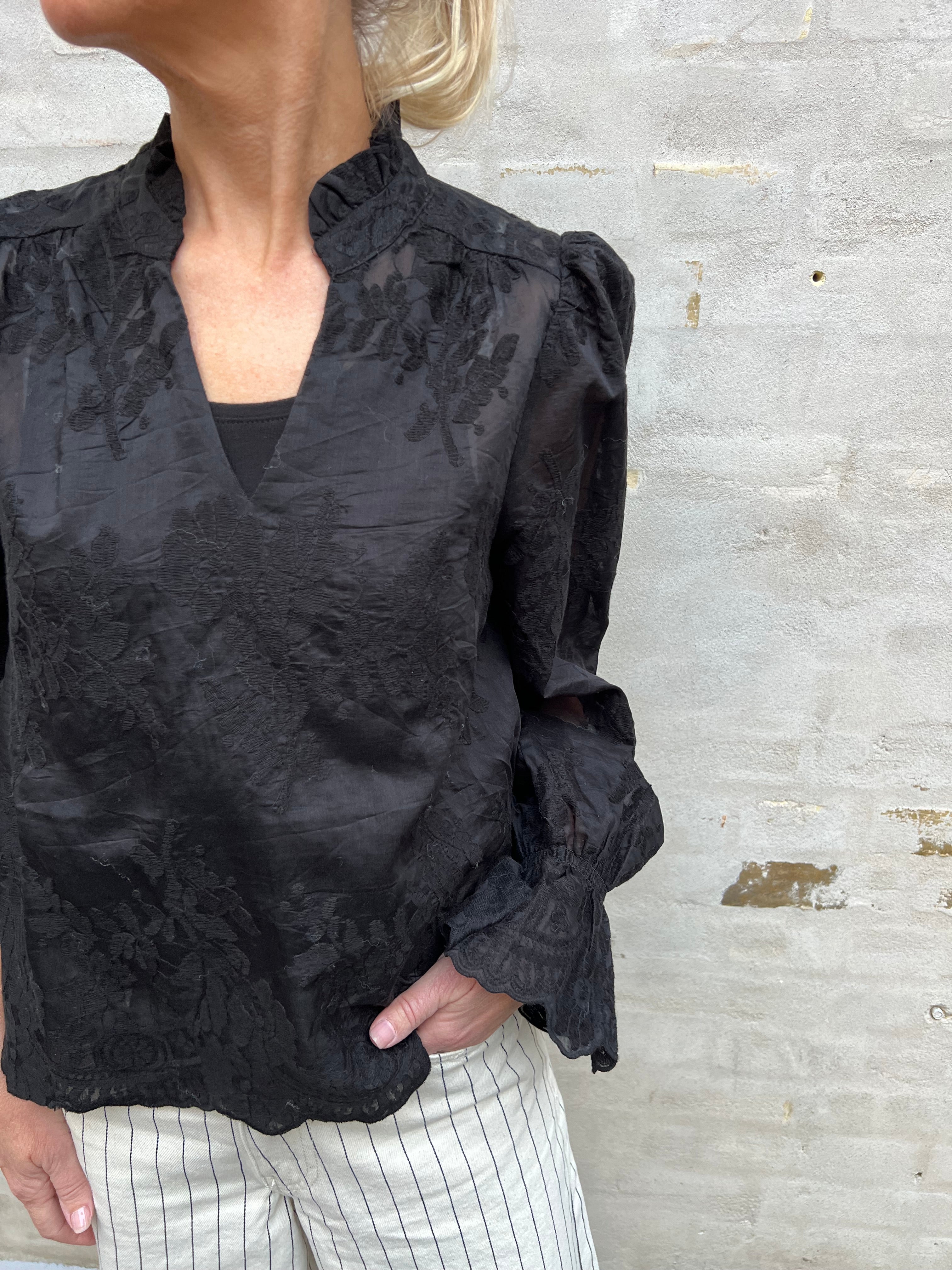 Candice embroidery blouse black