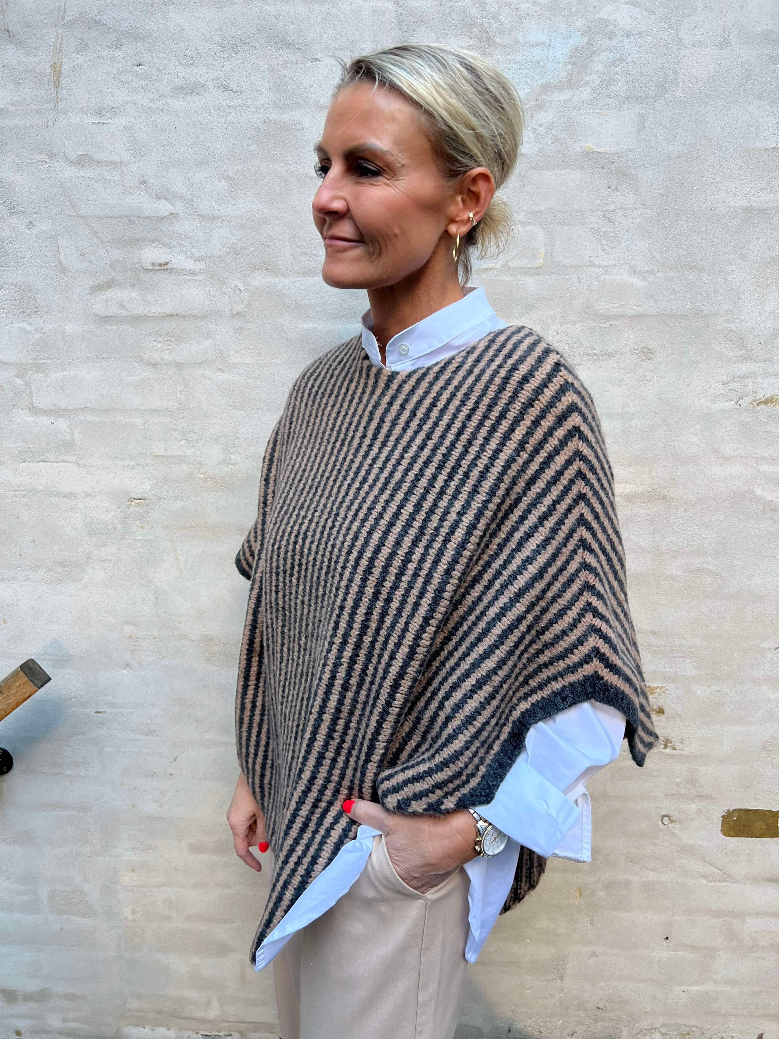 Pella striped poncho latte dark grey