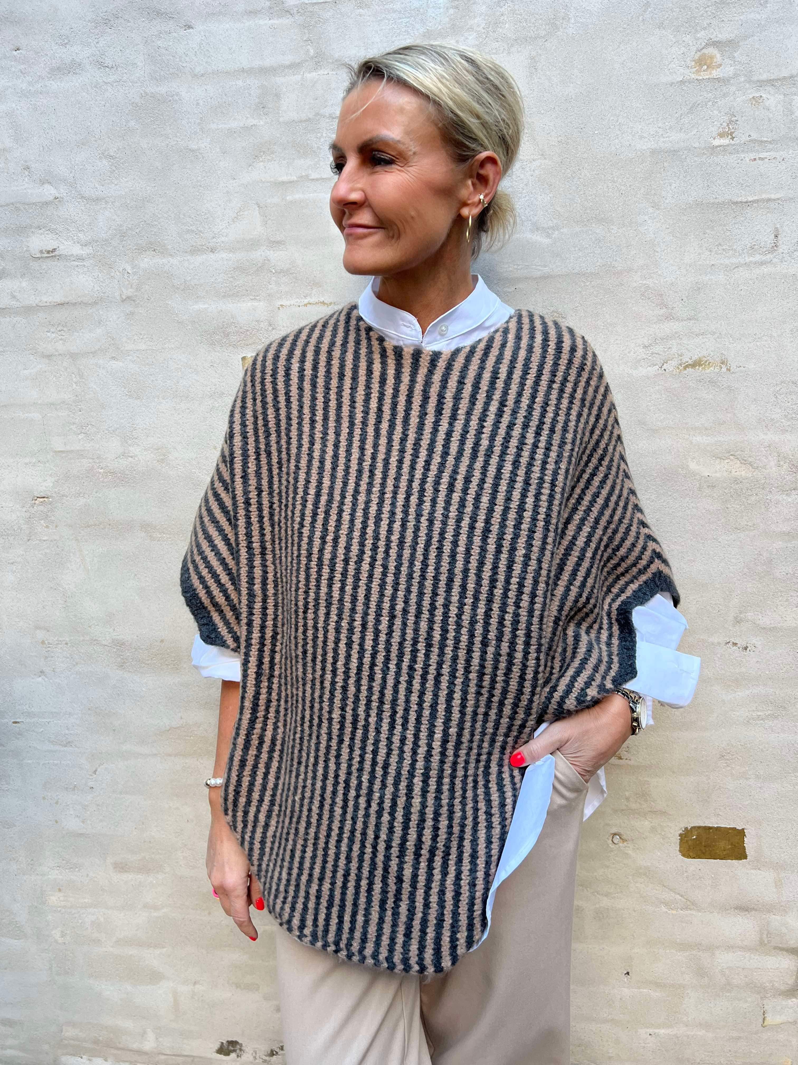 Pella striped poncho latte dark grey